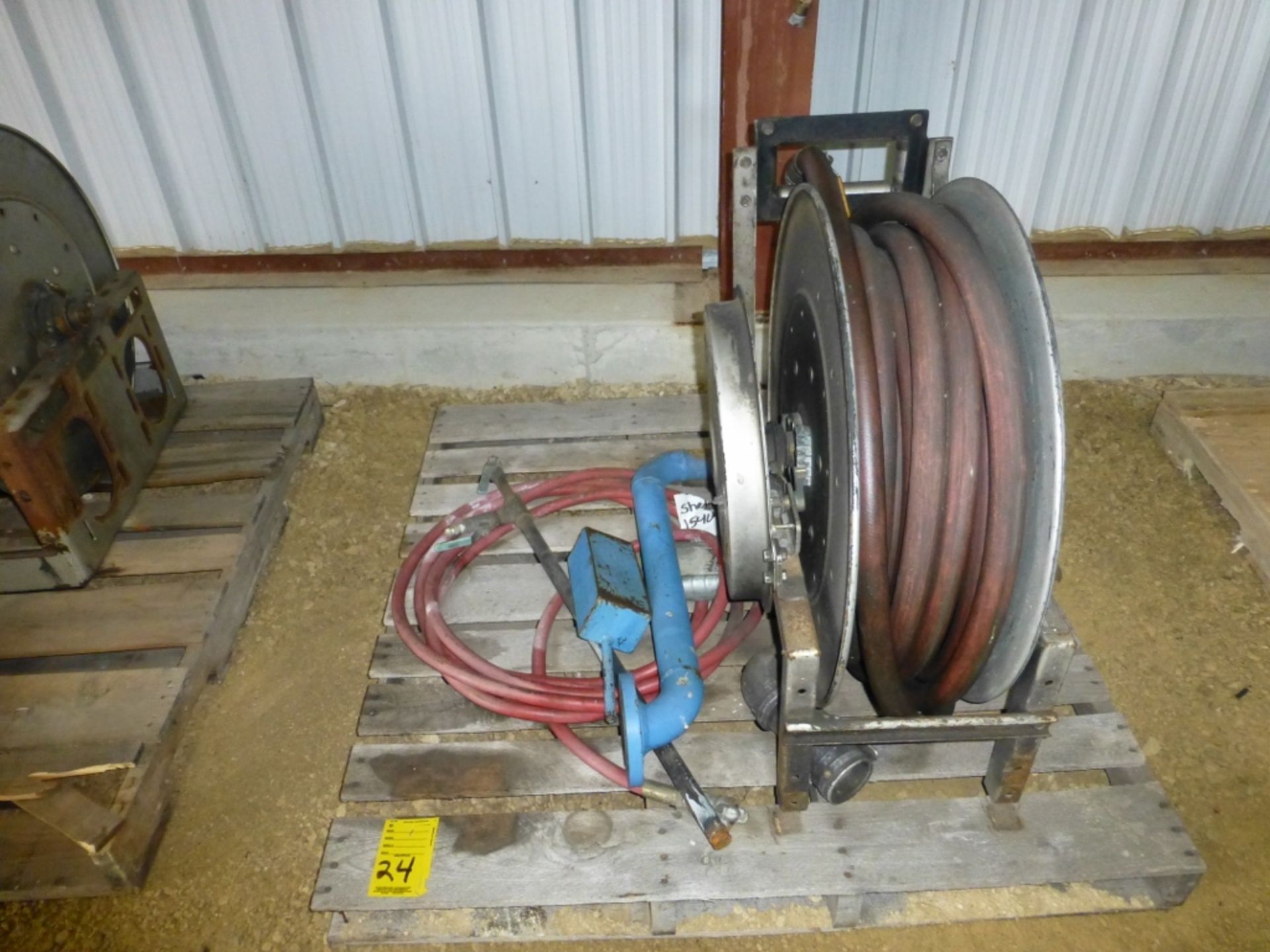 Pallet w/ hose, reel, air hose