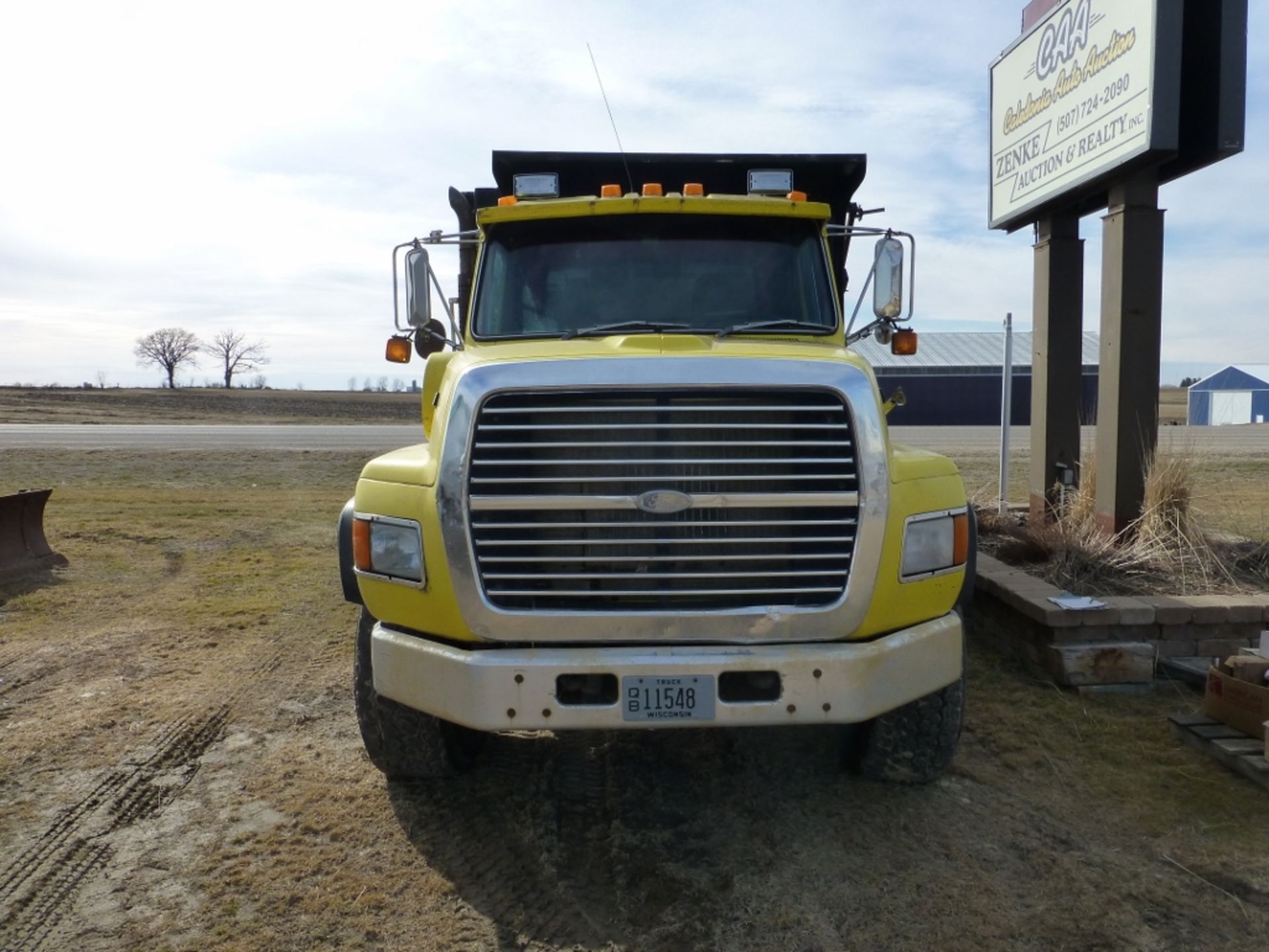 1992 Ford L9000 dump truck - Image 2 of 28