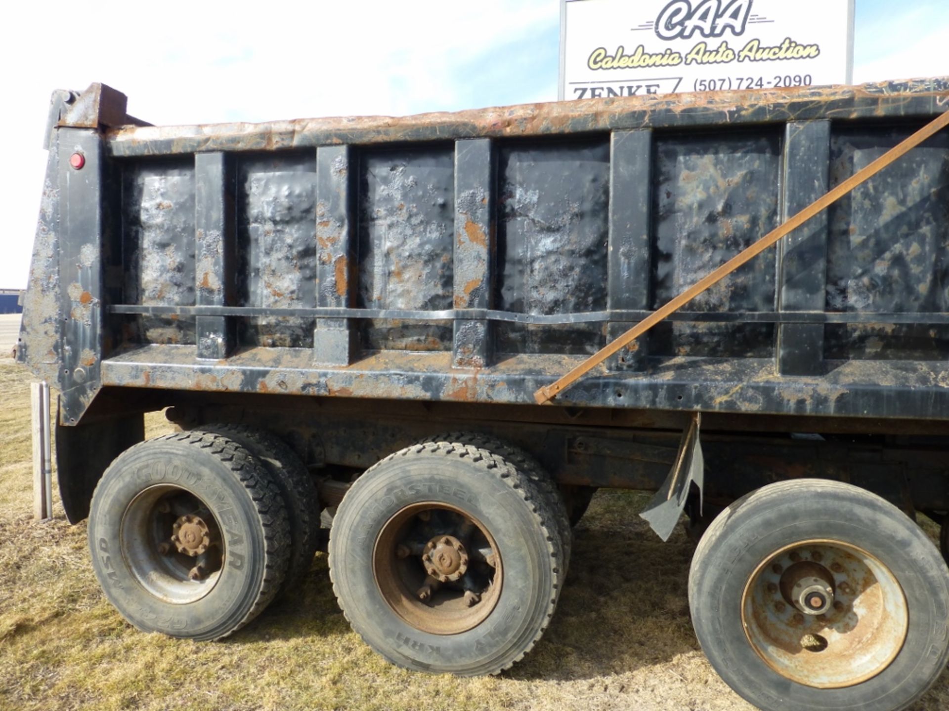 1992 Ford L9000 dump truck - Image 13 of 28