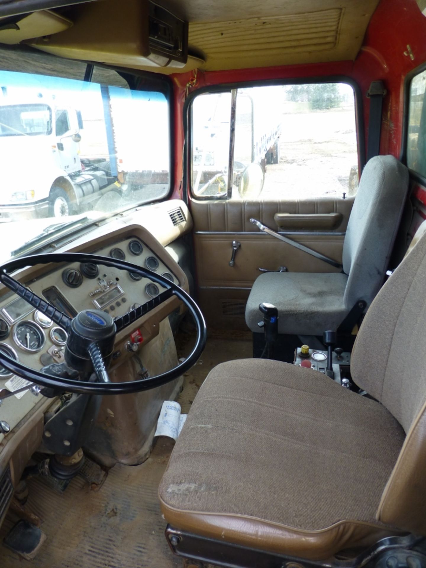 1992 Ford L9000 dump truck - Image 6 of 28