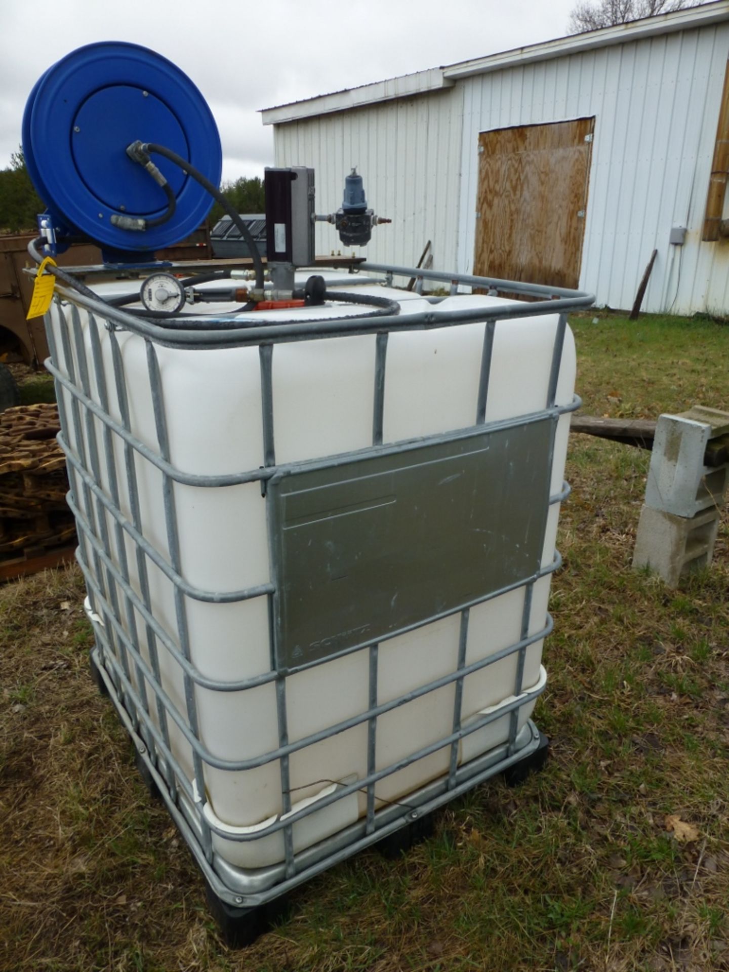 Poly oil tank w/ pump, hose, and reel - Image 2 of 5