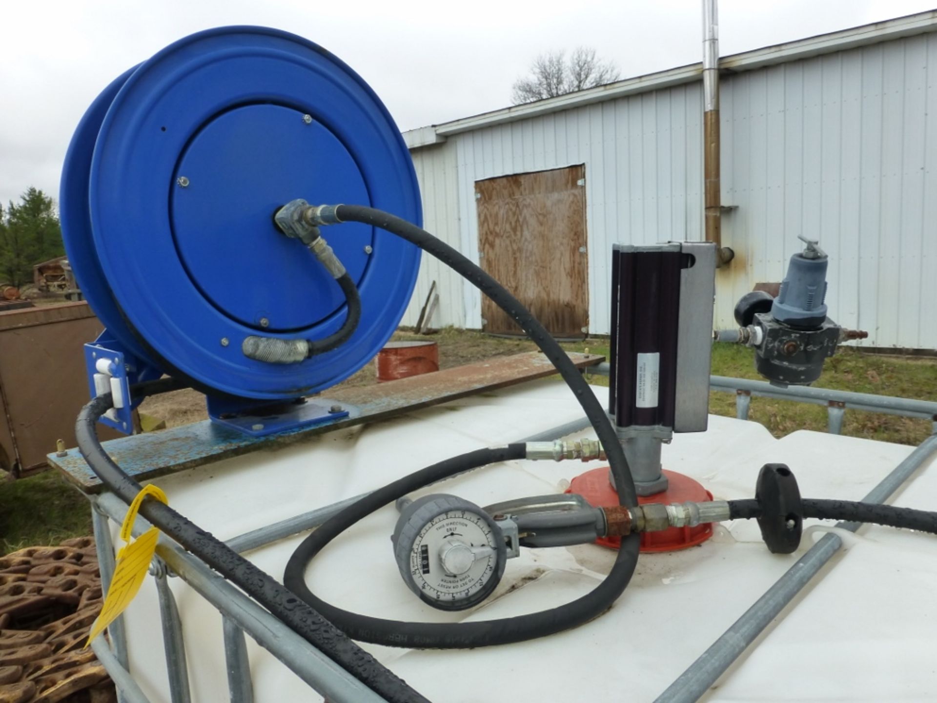 Poly oil tank w/ pump, hose, and reel - Image 4 of 5