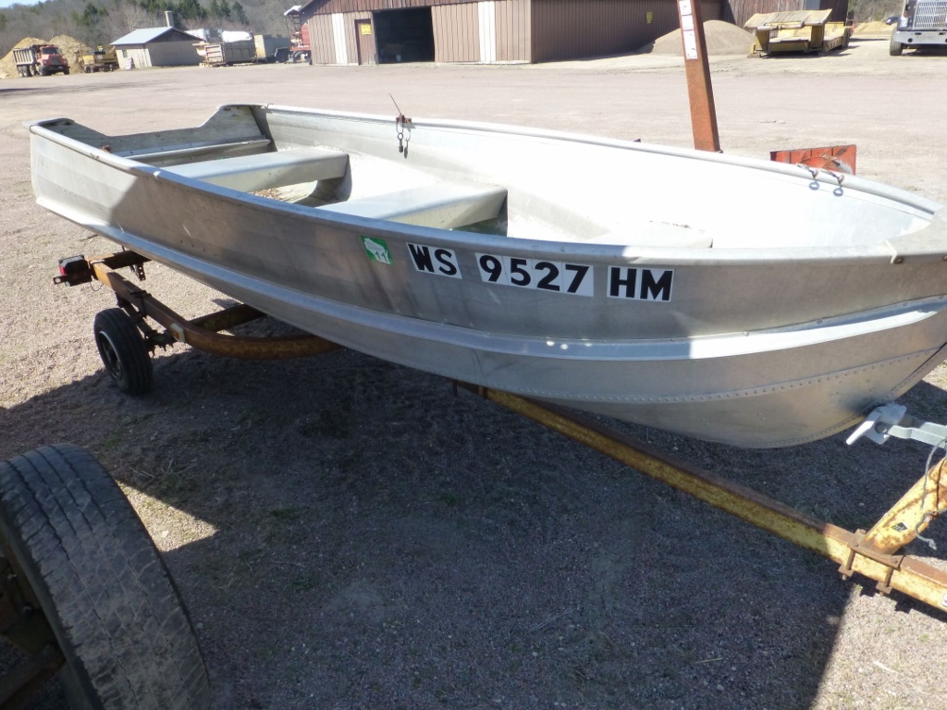 Aluminum fishing boat w/ trailer, no registration. - Image 5 of 6