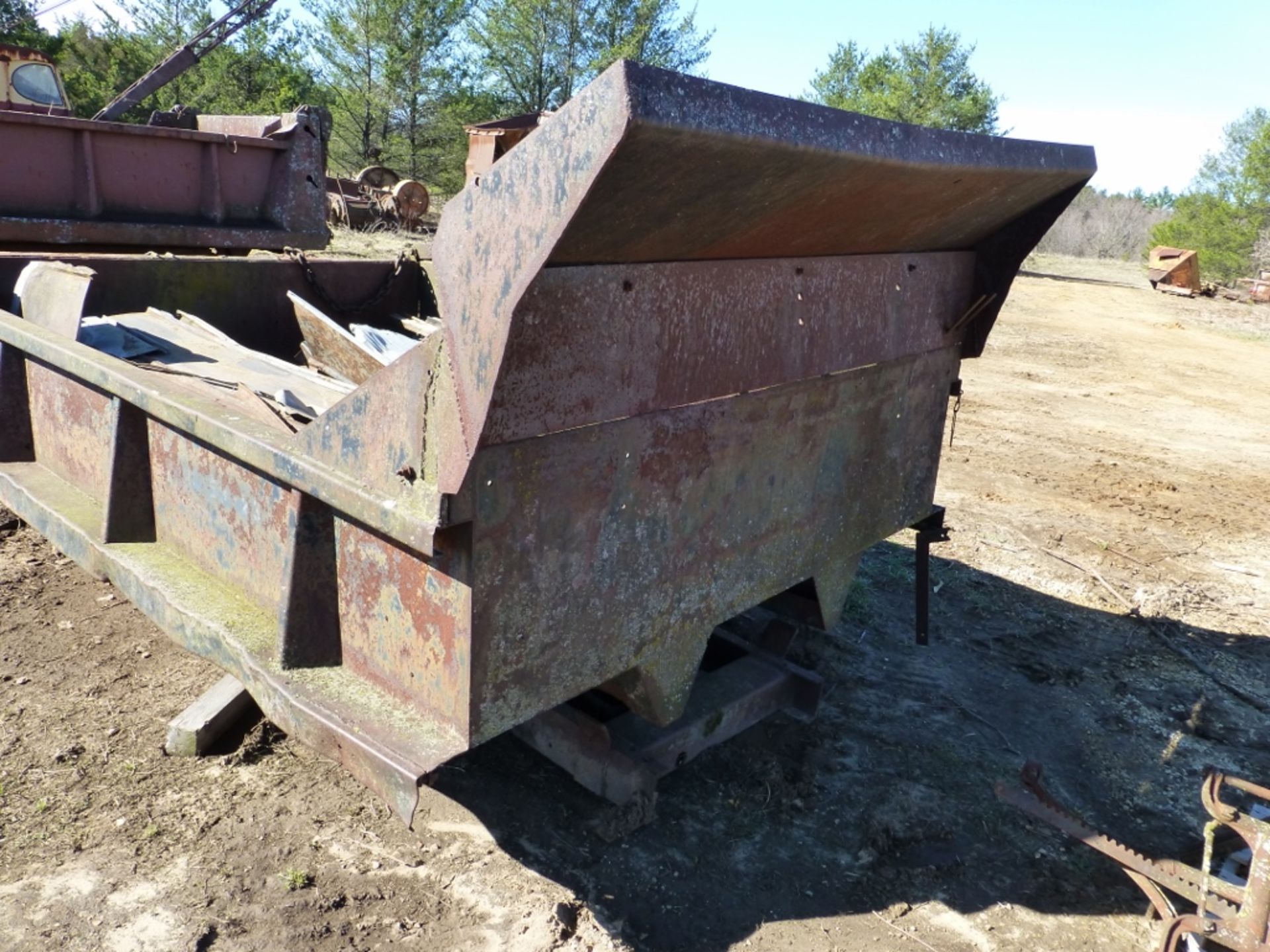 10’ dump box w/ hoist and scrap contents - Image 4 of 6