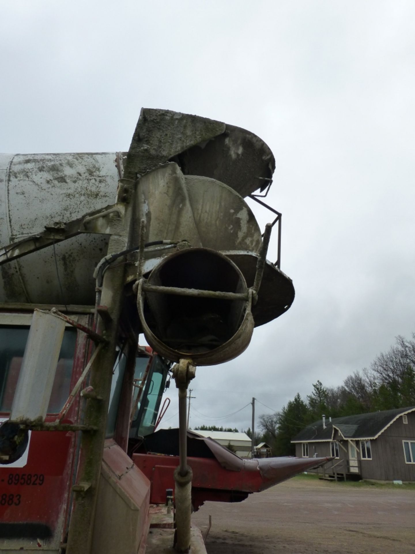 Advance front-discharge ready-mix truck, auto transmission, Cummins dsl, dual lift axles - Image 4 of 40