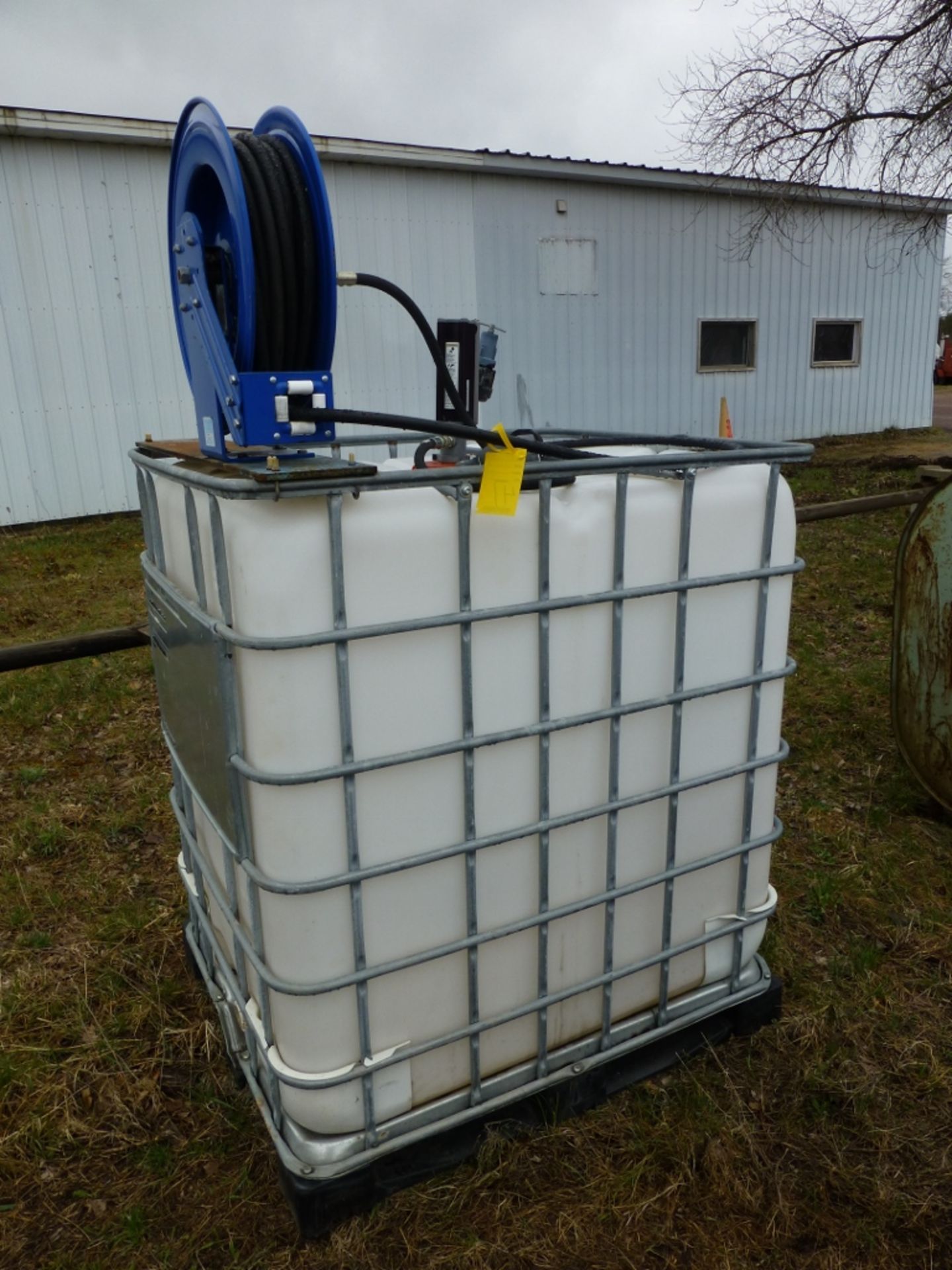 Poly oil tank w/ pump, hose, and reel