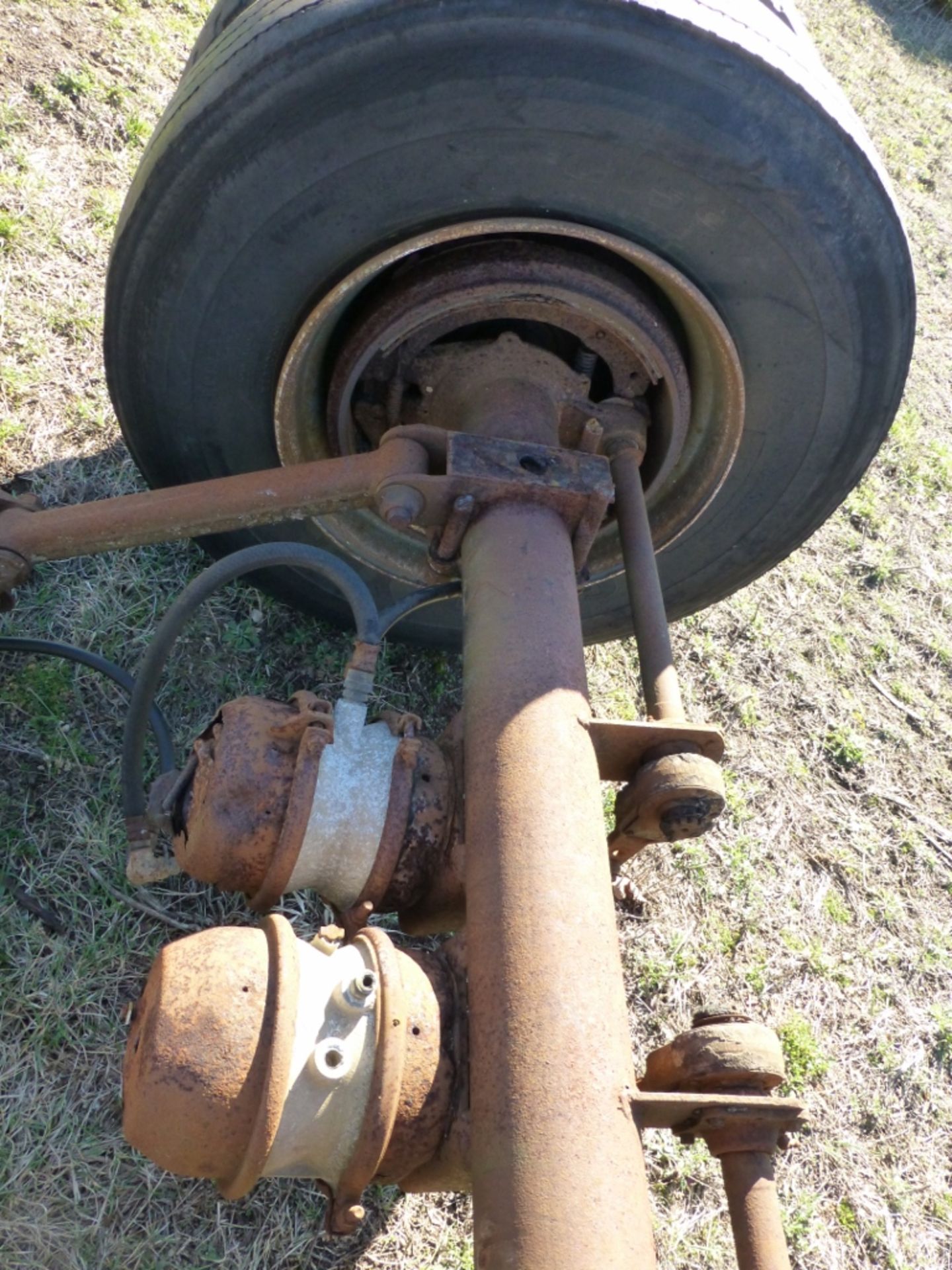 heavy duty axle w tires and wheels - Image 2 of 5