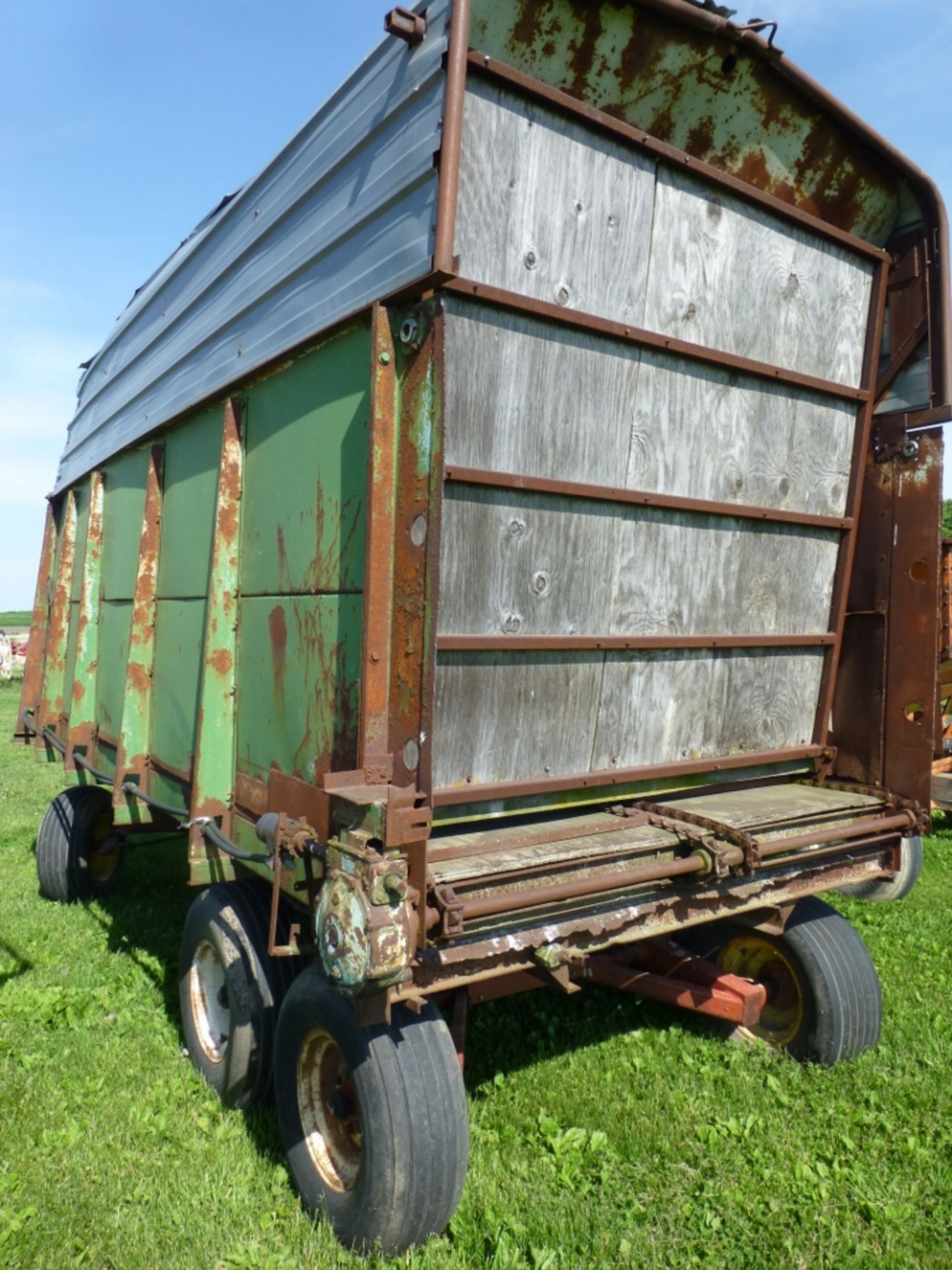 Older style forage box with Knowles running gear - Image 3 of 11