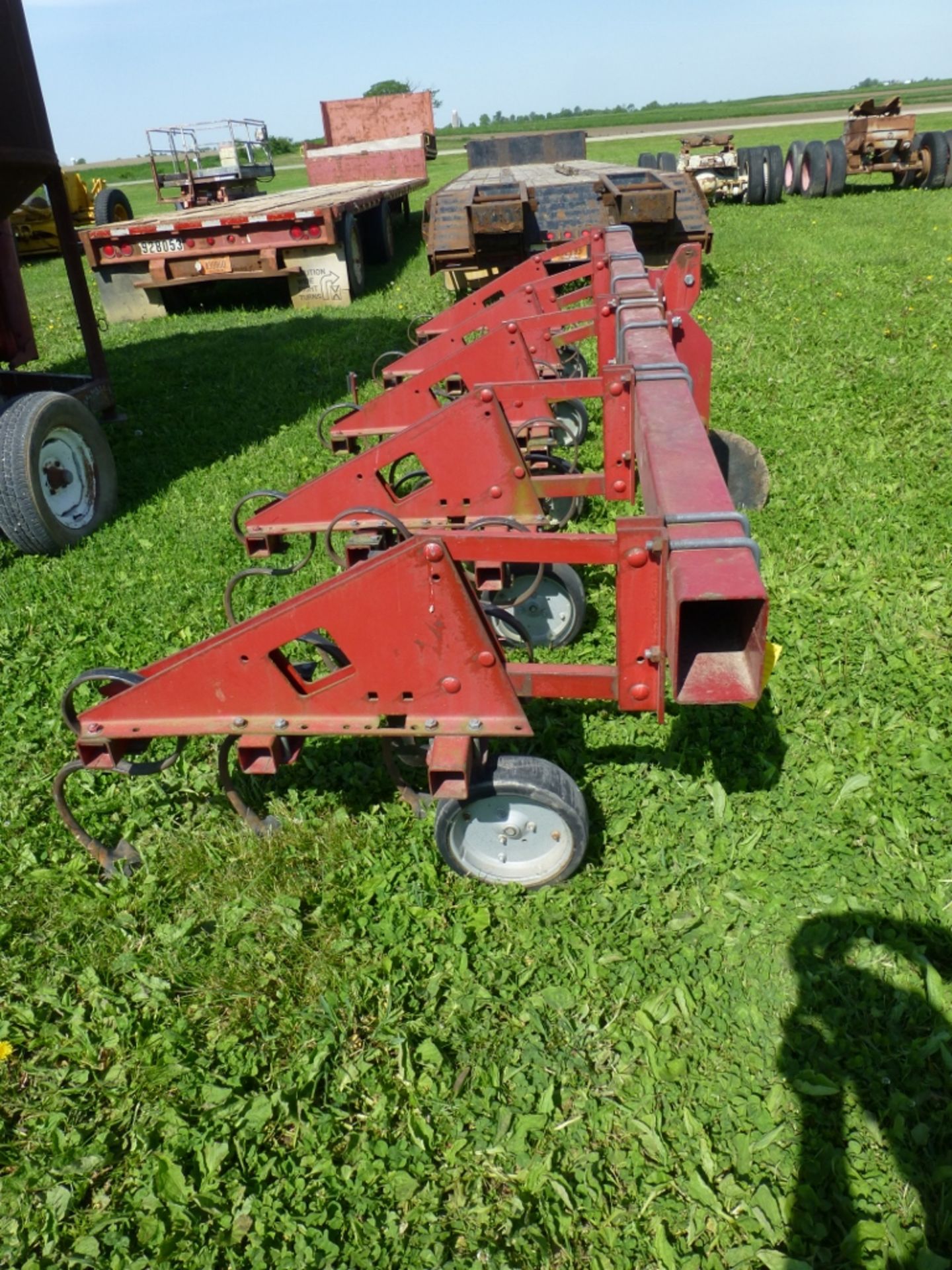 Case IH model 183, 4 row, 3pt field cultivator - Image 2 of 8