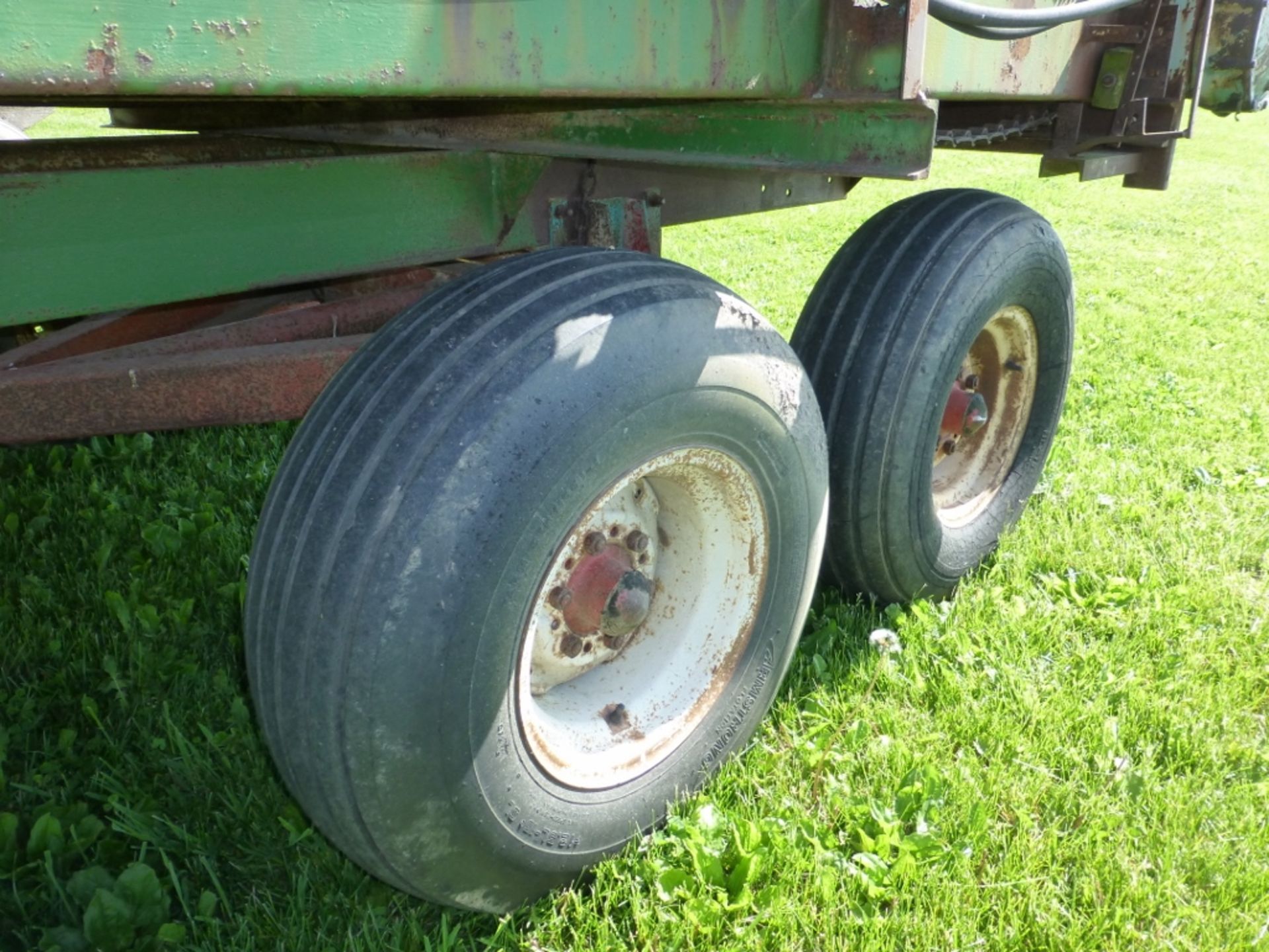 Older style forage box with Knowles running gear - Image 7 of 11