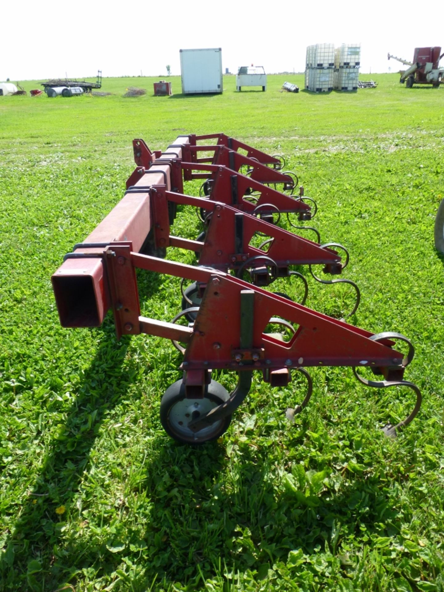 Case IH model 183, 4 row, 3pt field cultivator - Image 4 of 8