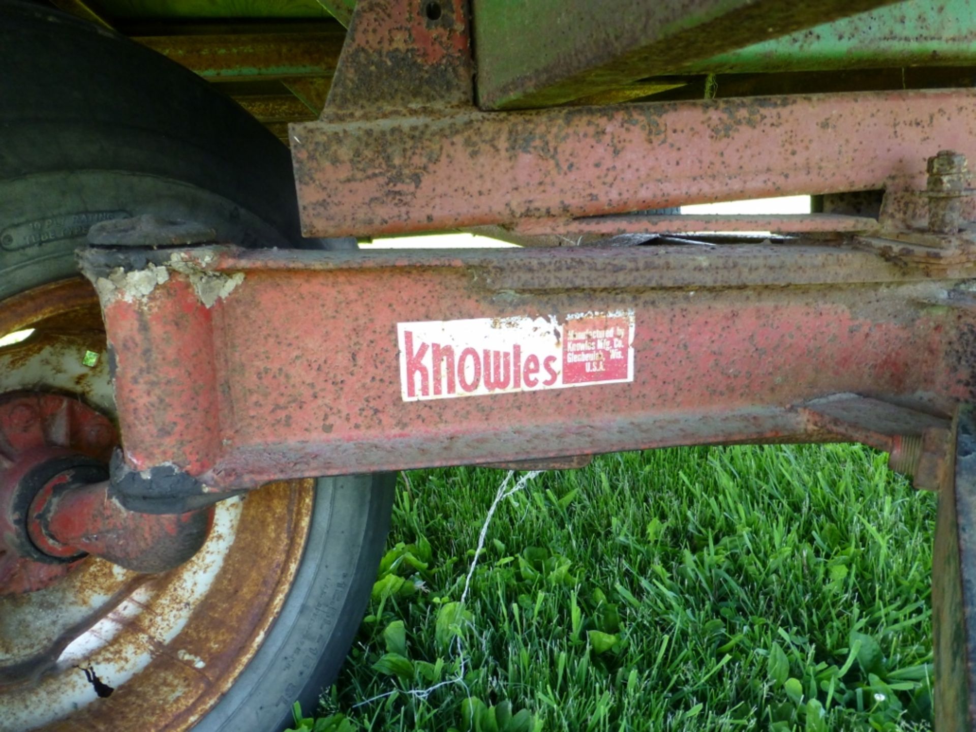 Older style forage box with Knowles running gear - Image 11 of 11