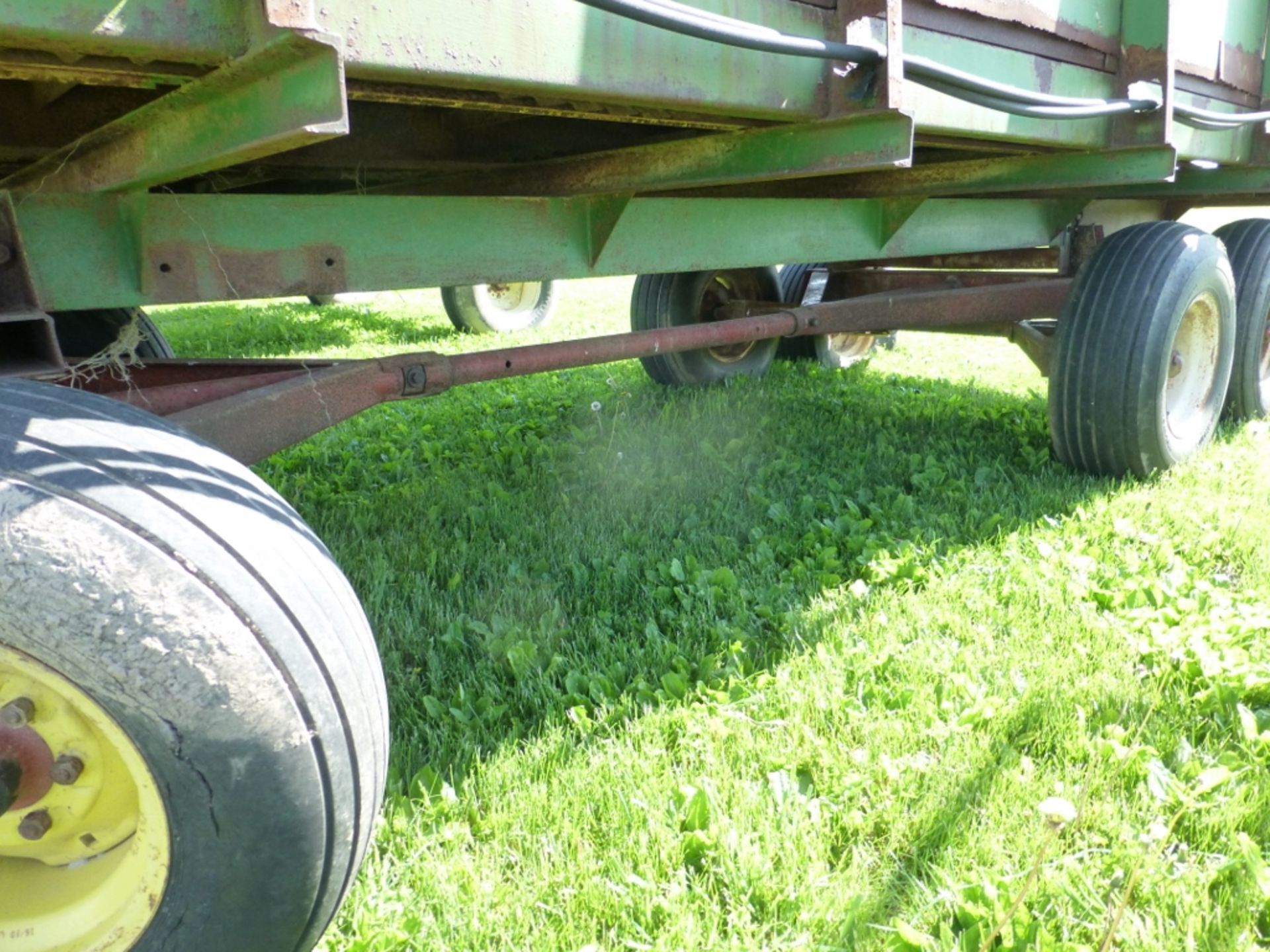 Older style forage box with Knowles running gear - Image 6 of 11