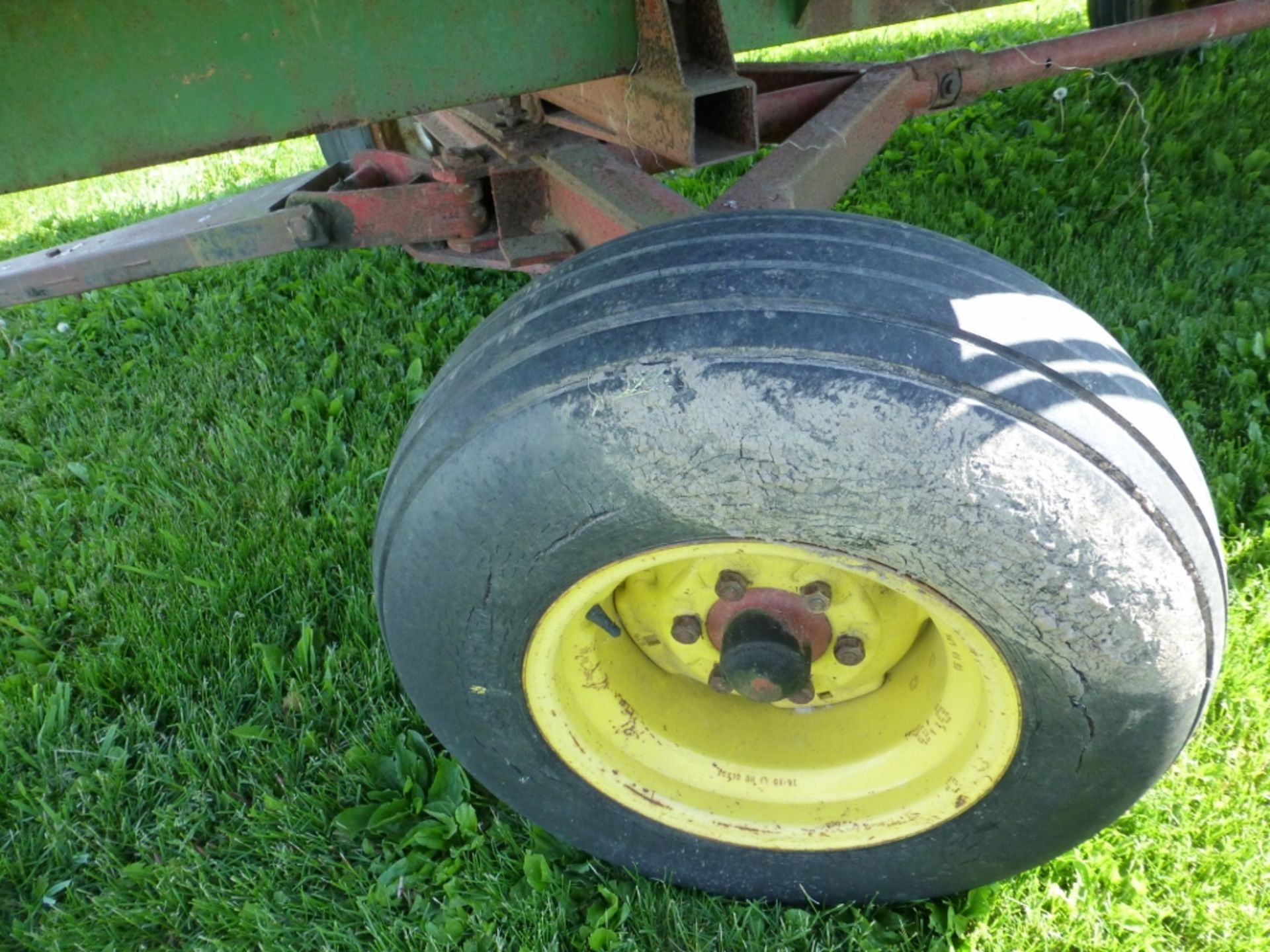 Older style forage box with Knowles running gear - Image 5 of 11