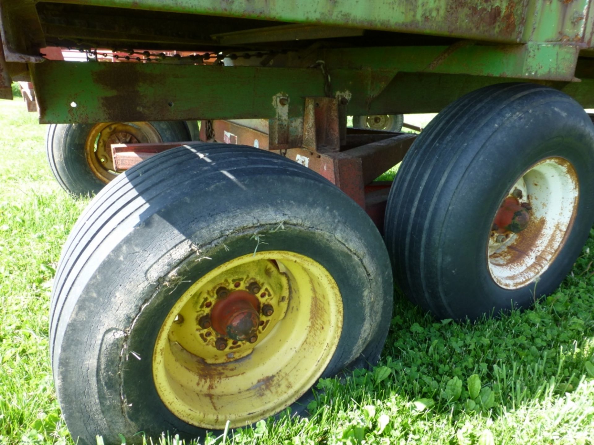 Older style forage box with Knowles running gear - Image 9 of 11