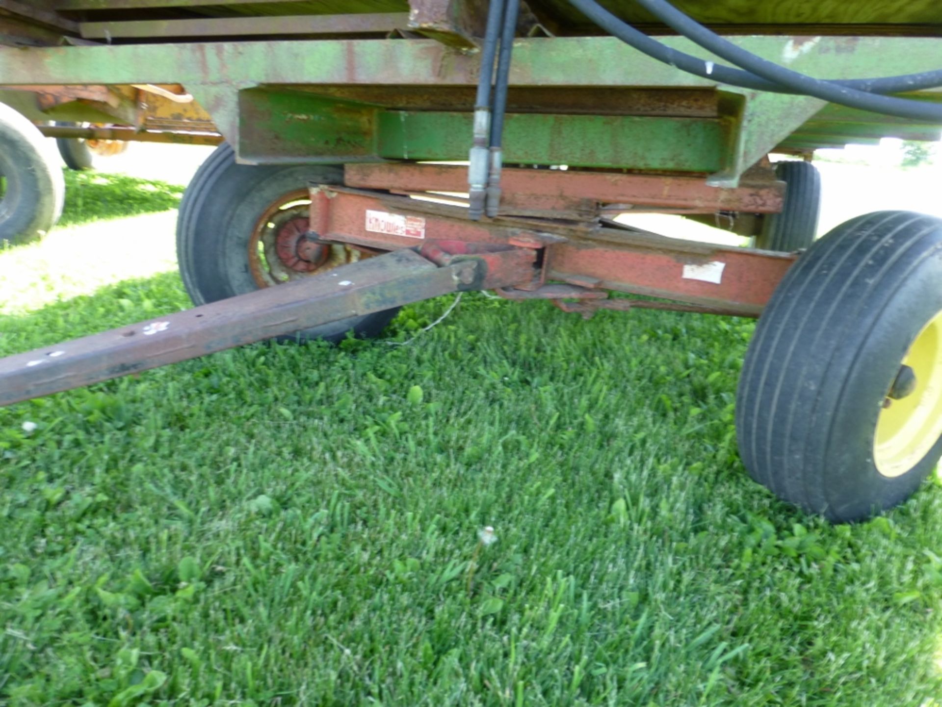 Older style forage box with Knowles running gear - Image 4 of 11