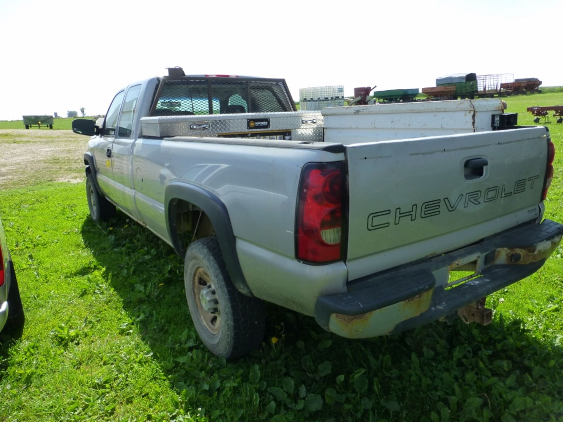 2006 Chevy 3500 extended cab, 4x2 automatic, 210,207 miles, unverified. vin:1gchc39u96e222758. - Image 13 of 19