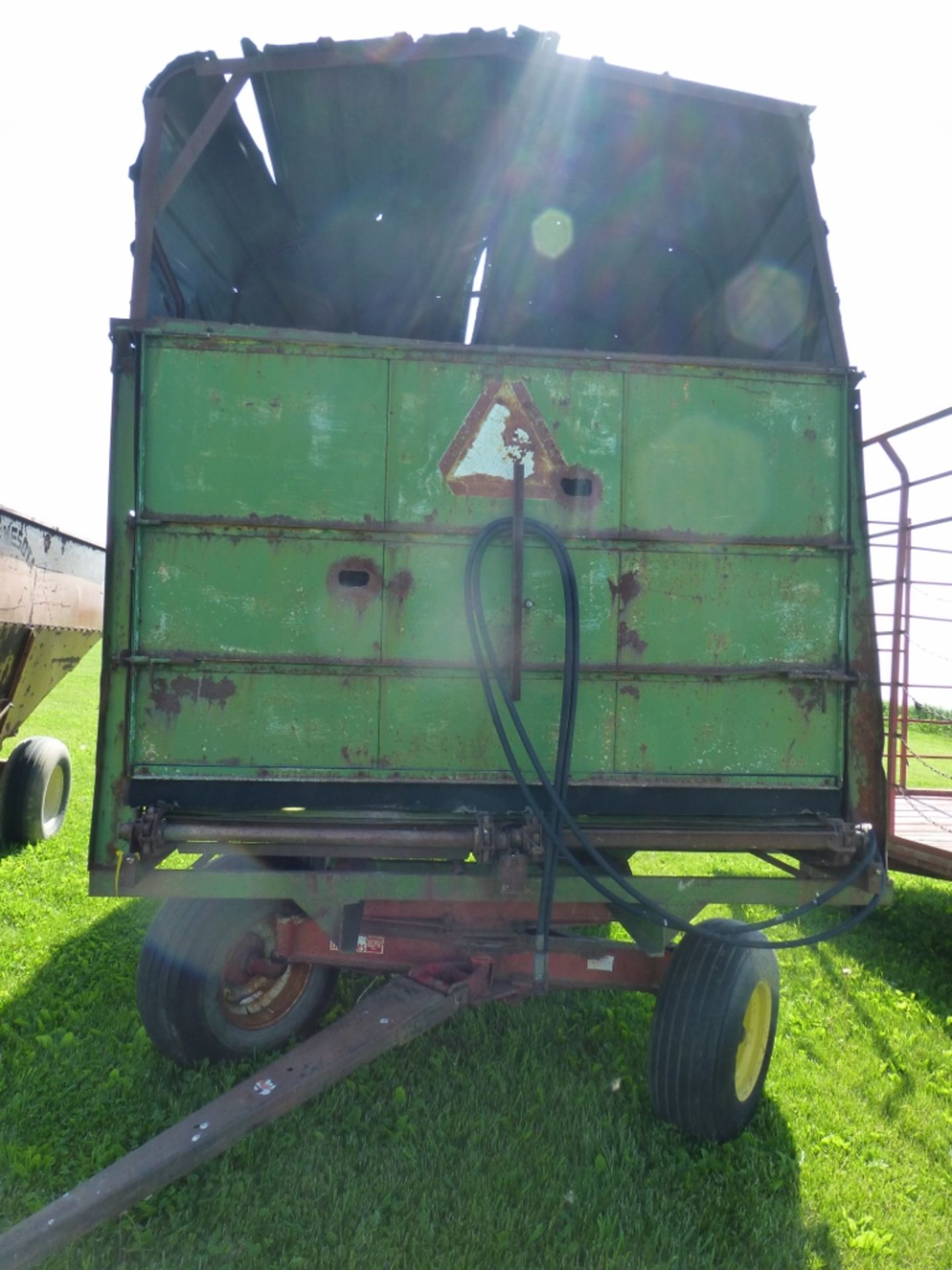 Older style forage box with Knowles running gear - Image 2 of 11