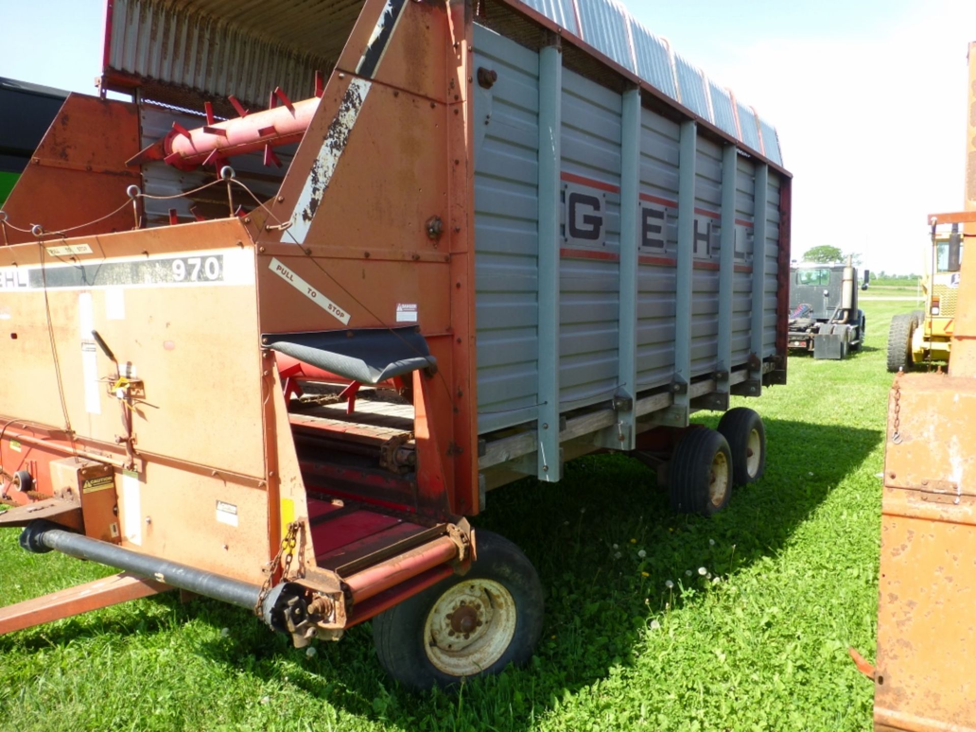 Gehl 970 forage box with Kory 6278 running gear - Image 4 of 17