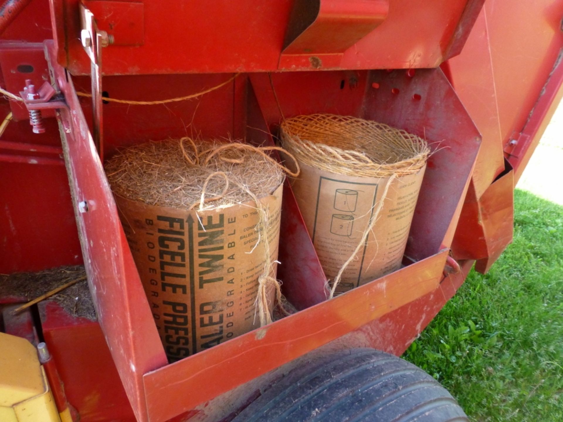 New Holland 851 twine round baler with 6' pickup. SE:563743 - Image 9 of 13