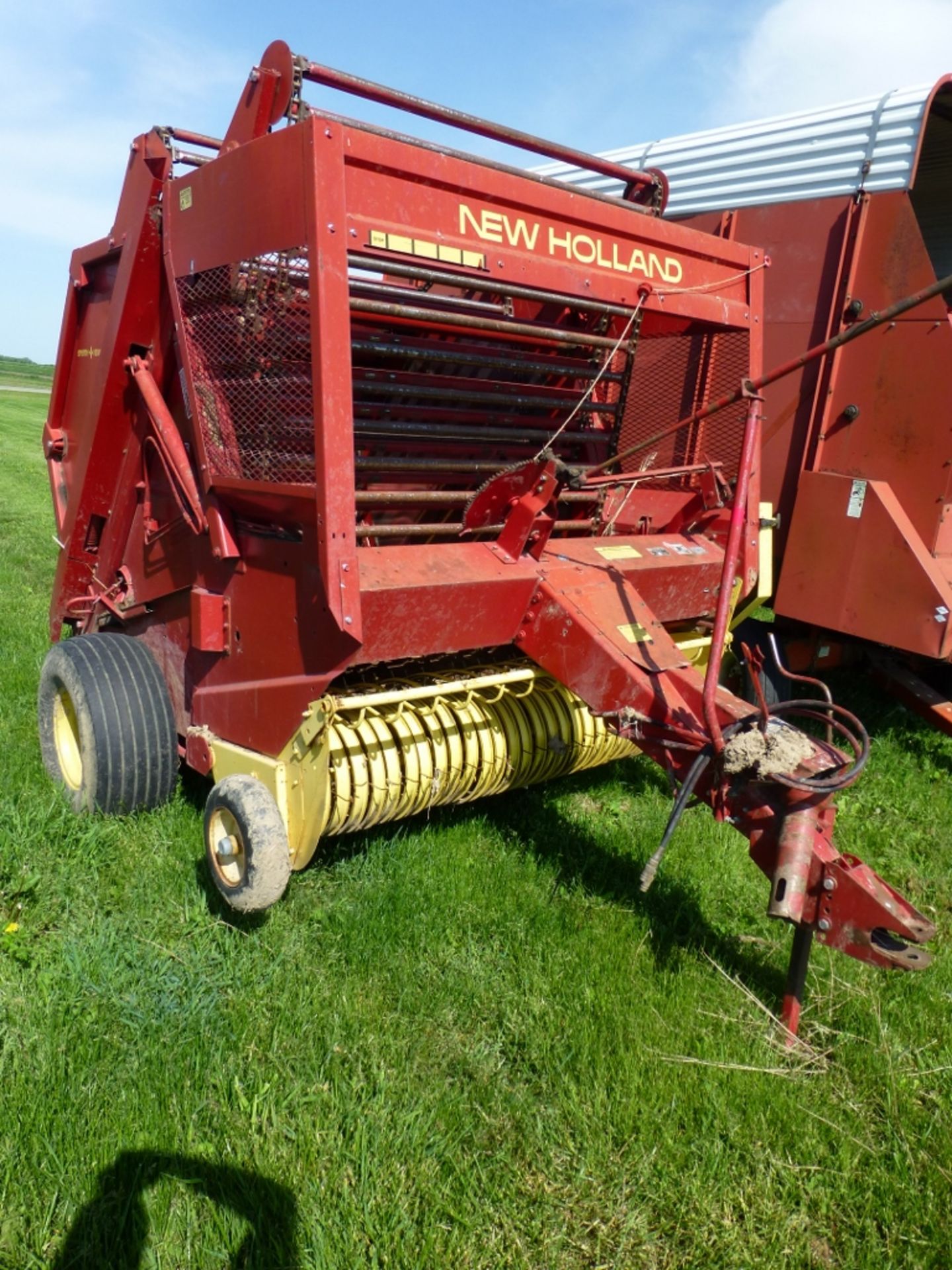 New Holland 851 twine round baler with 6' pickup. SE:563743