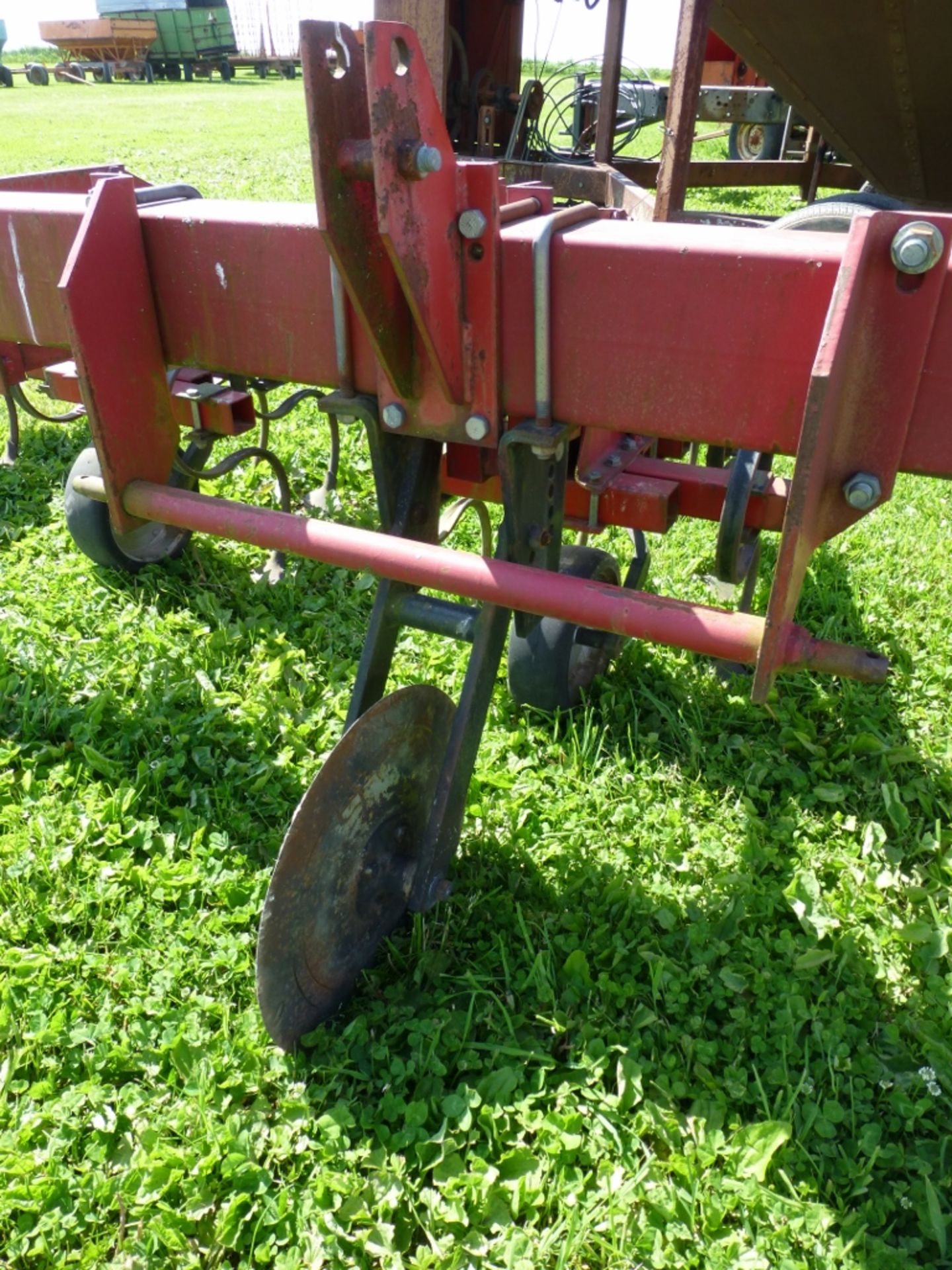 Case IH model 183, 4 row, 3pt field cultivator - Image 3 of 8