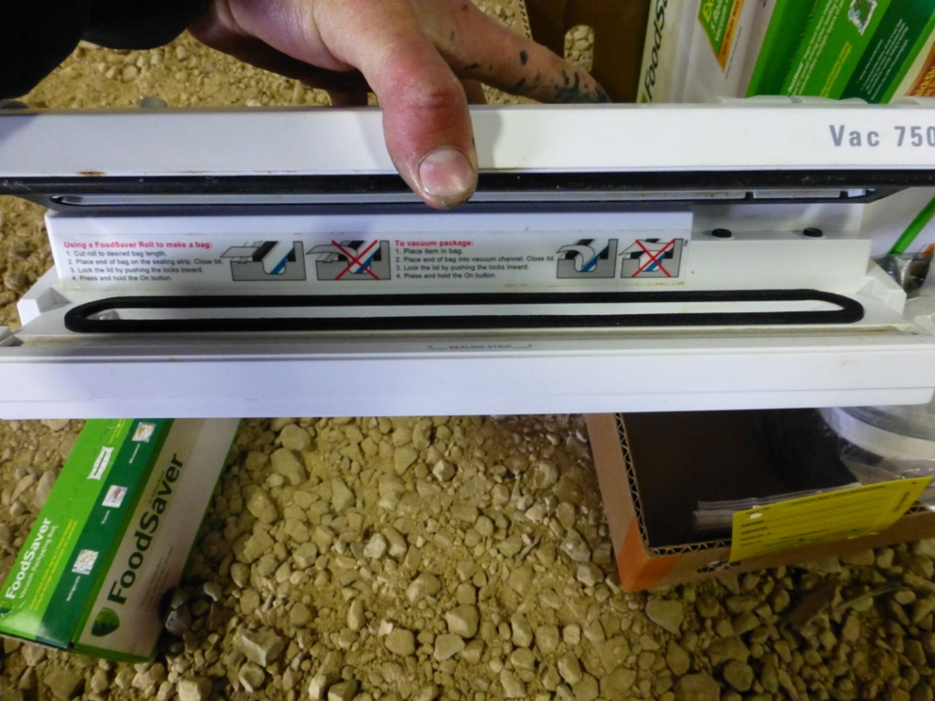 Foodsaver vacuum sealer with packaging rolls - Image 3 of 4