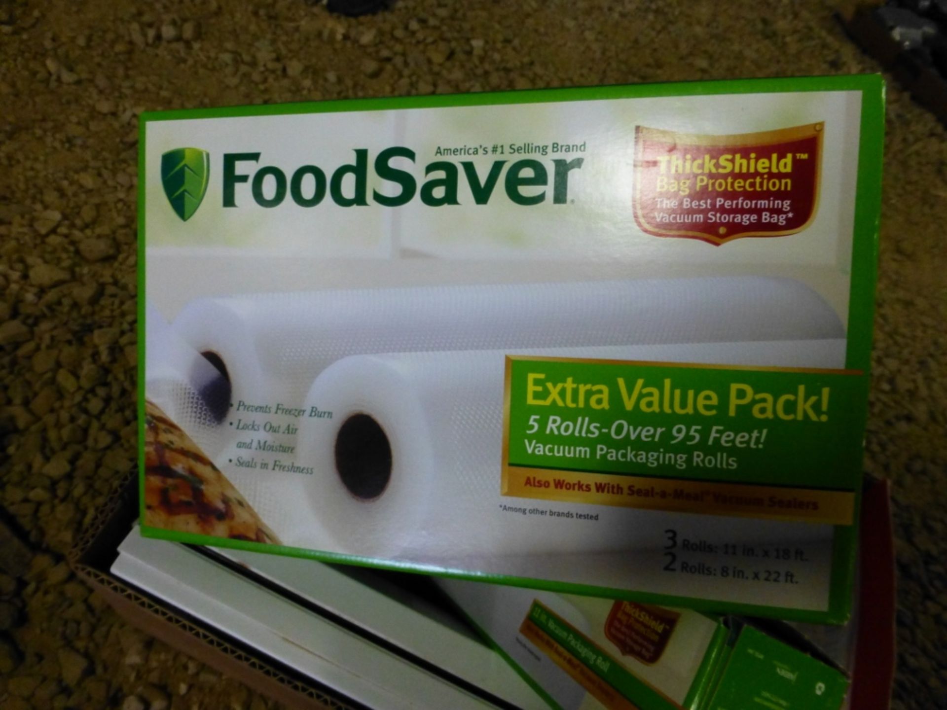 Foodsaver vacuum sealer with packaging rolls - Image 4 of 4