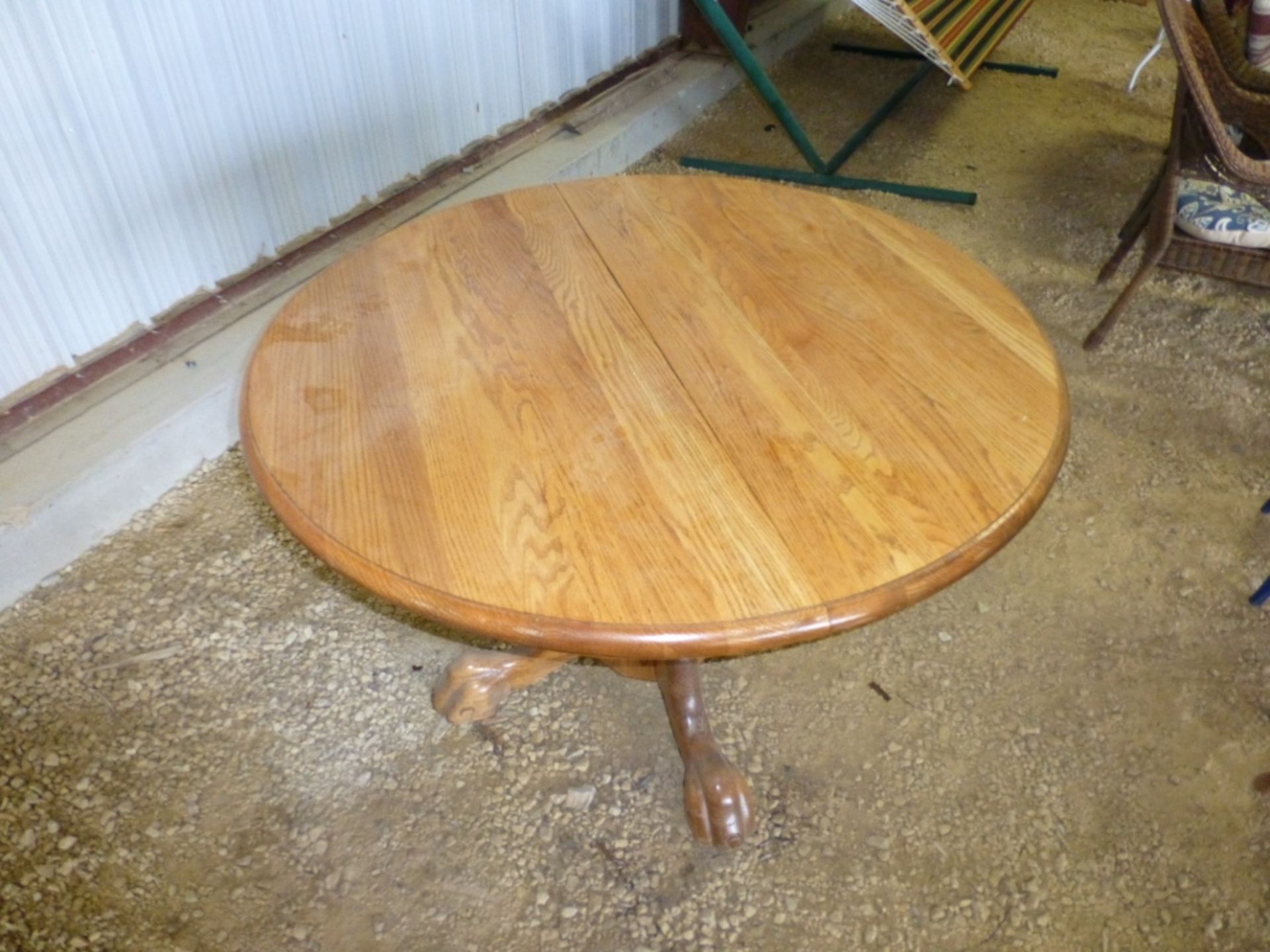 Round wood table with leavs