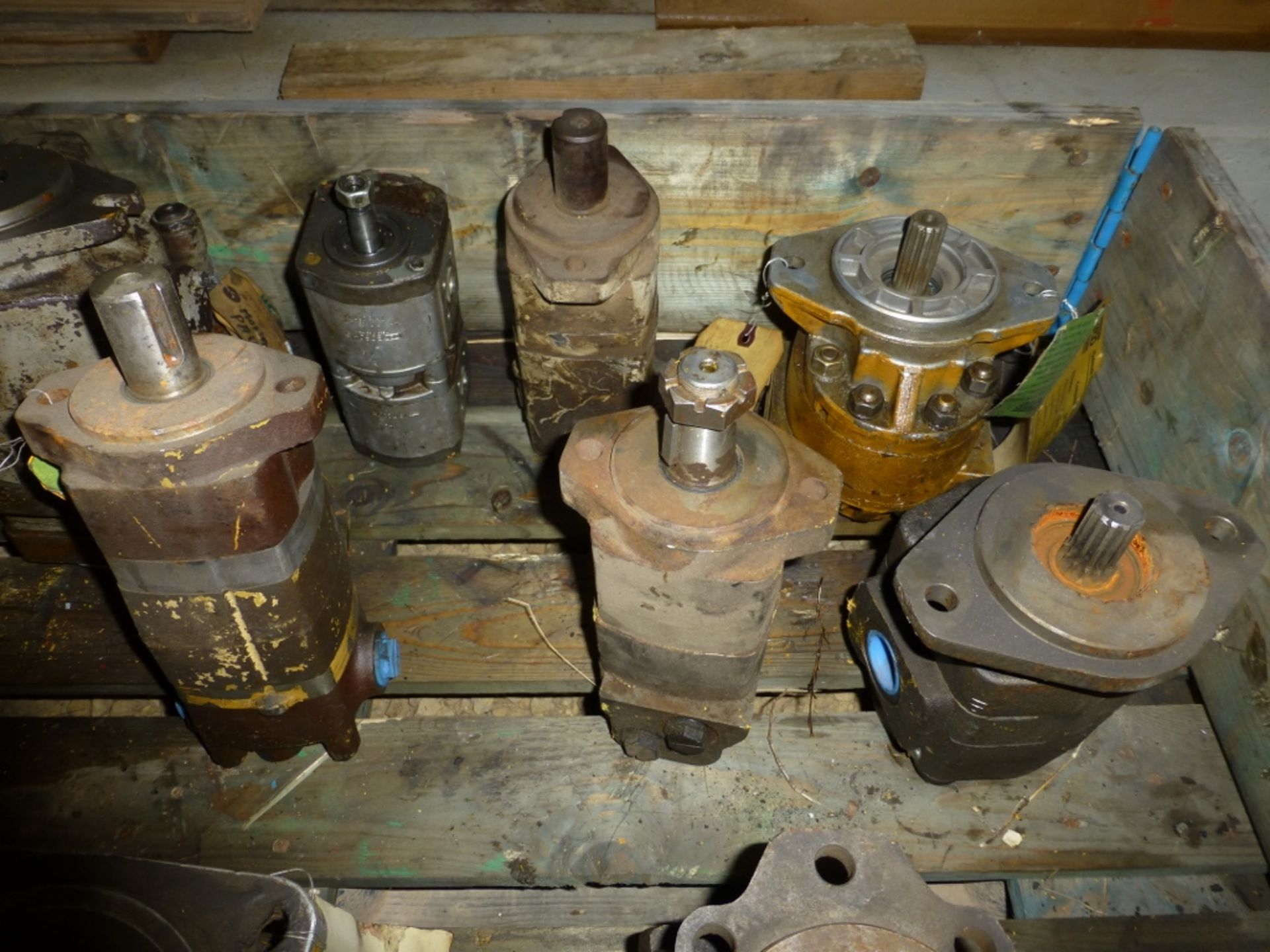 Pallet with 13 various size hydraulic pumps - Image 3 of 5