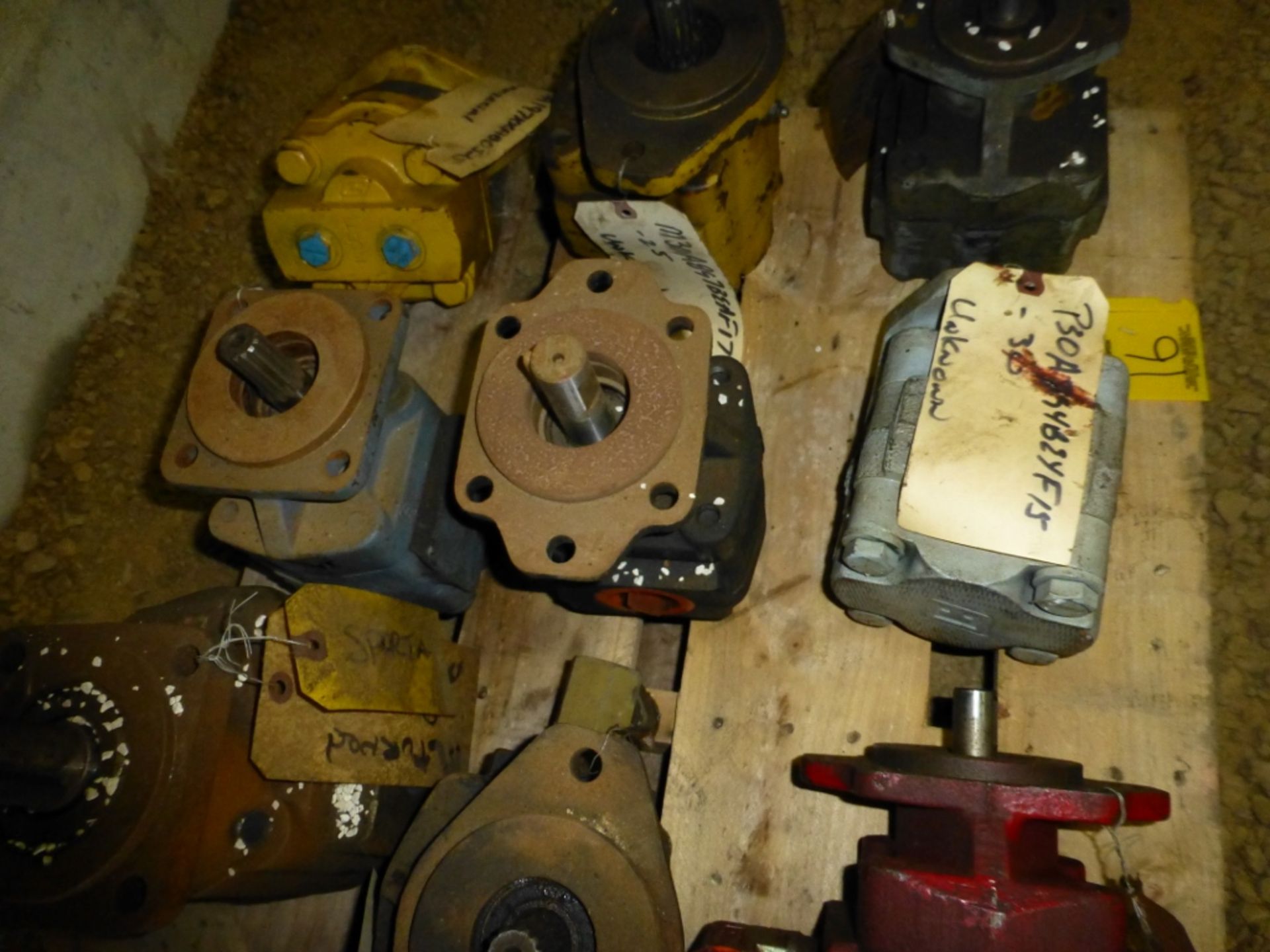 Pallet with 12 assorted hydraulic pumps - Image 3 of 5