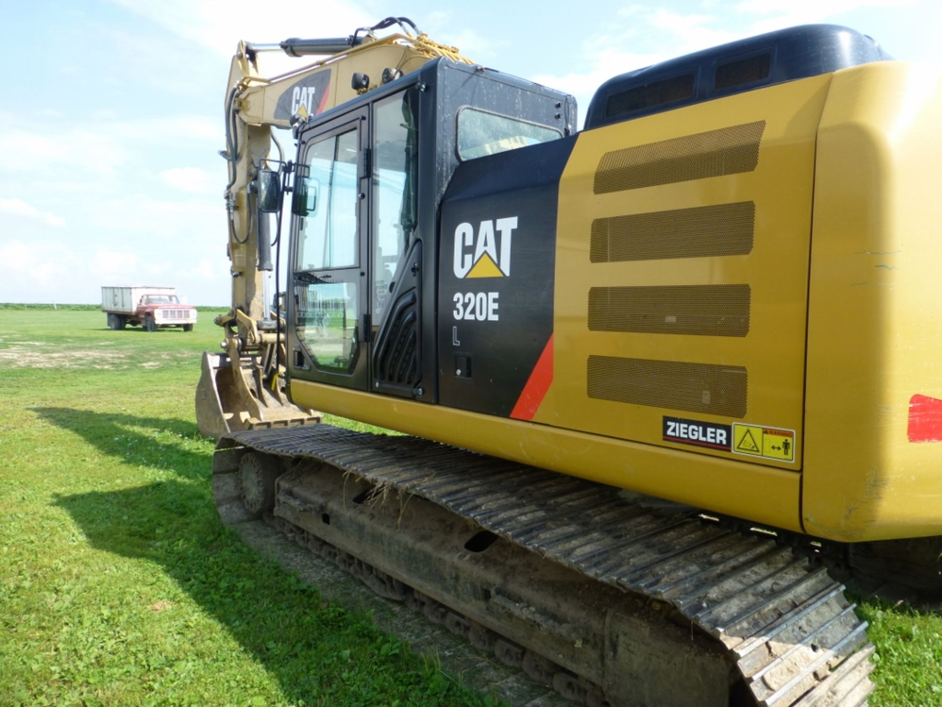 2014 CAT 320EL excavator with hydraulic thumb and aux. hydraulics. 31" pads. 1,547 unverified hours. - Image 28 of 36