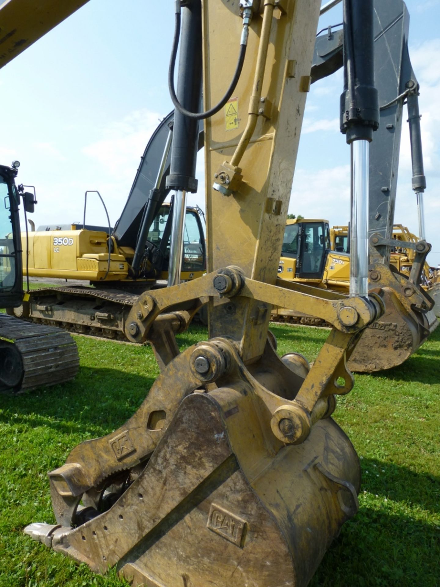 2014 CAT 320EL excavator with hydraulic thumb and aux. hydraulics. 31" pads. 1,547 unverified hours. - Image 3 of 36