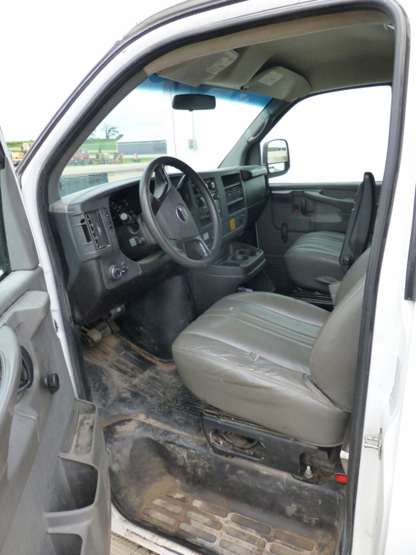 2008 GMC Cargo van, with shelf drawer units, automatic, a.c., manual windows, 254,605 unverified - Image 9 of 22