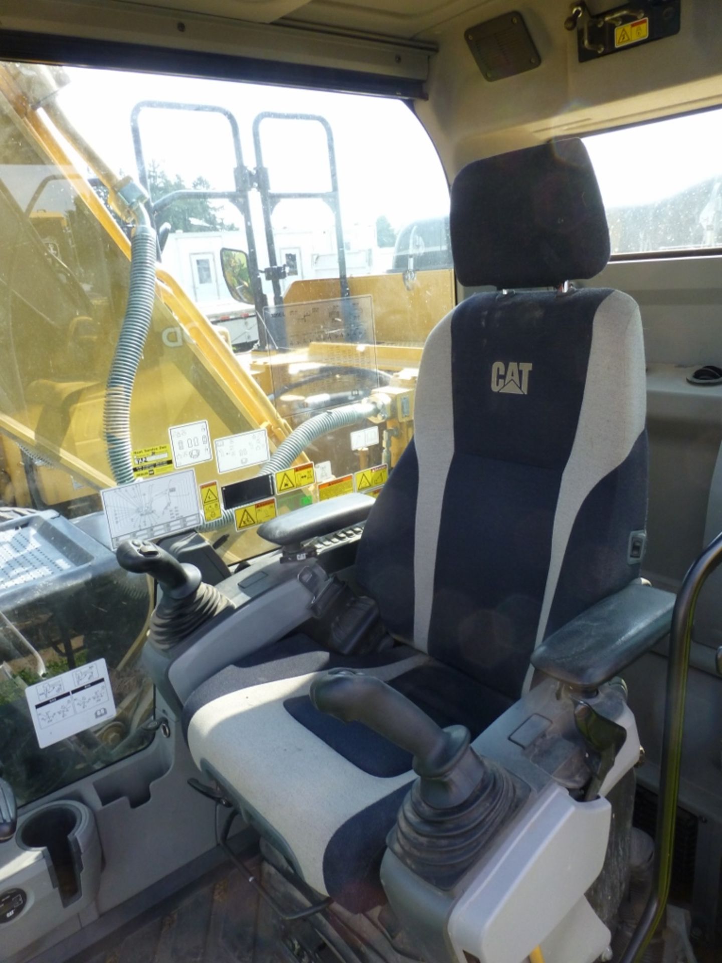 2014 CAT 320EL excavator with hydraulic thumb and aux. hydraulics. 31" pads. 1,547 unverified hours. - Image 14 of 36