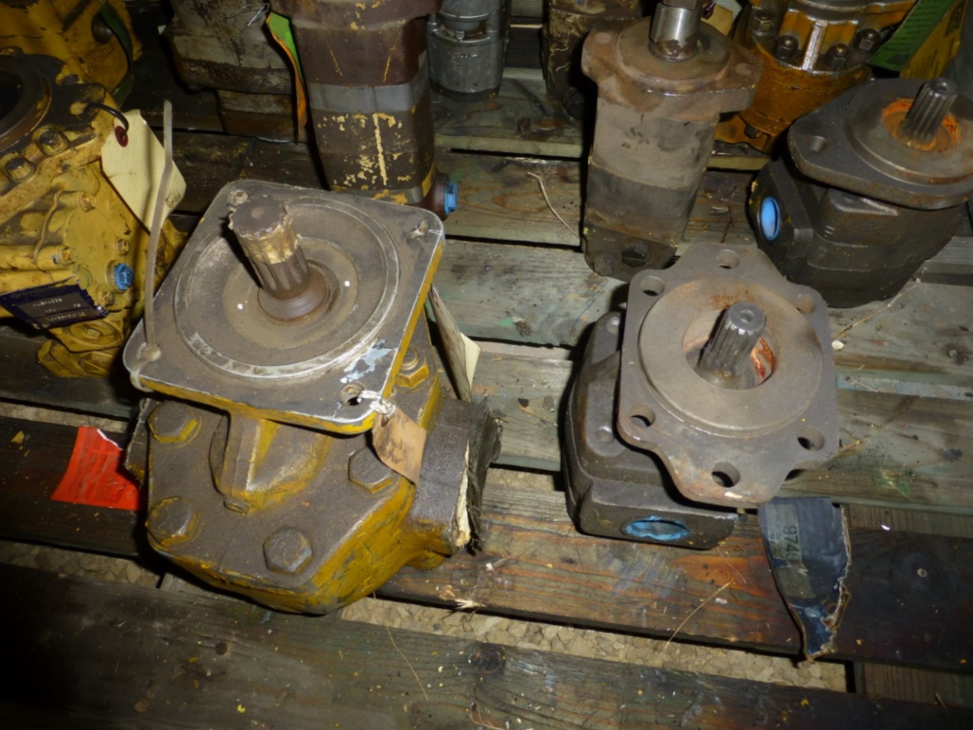 Pallet with 13 various size hydraulic pumps - Image 2 of 5