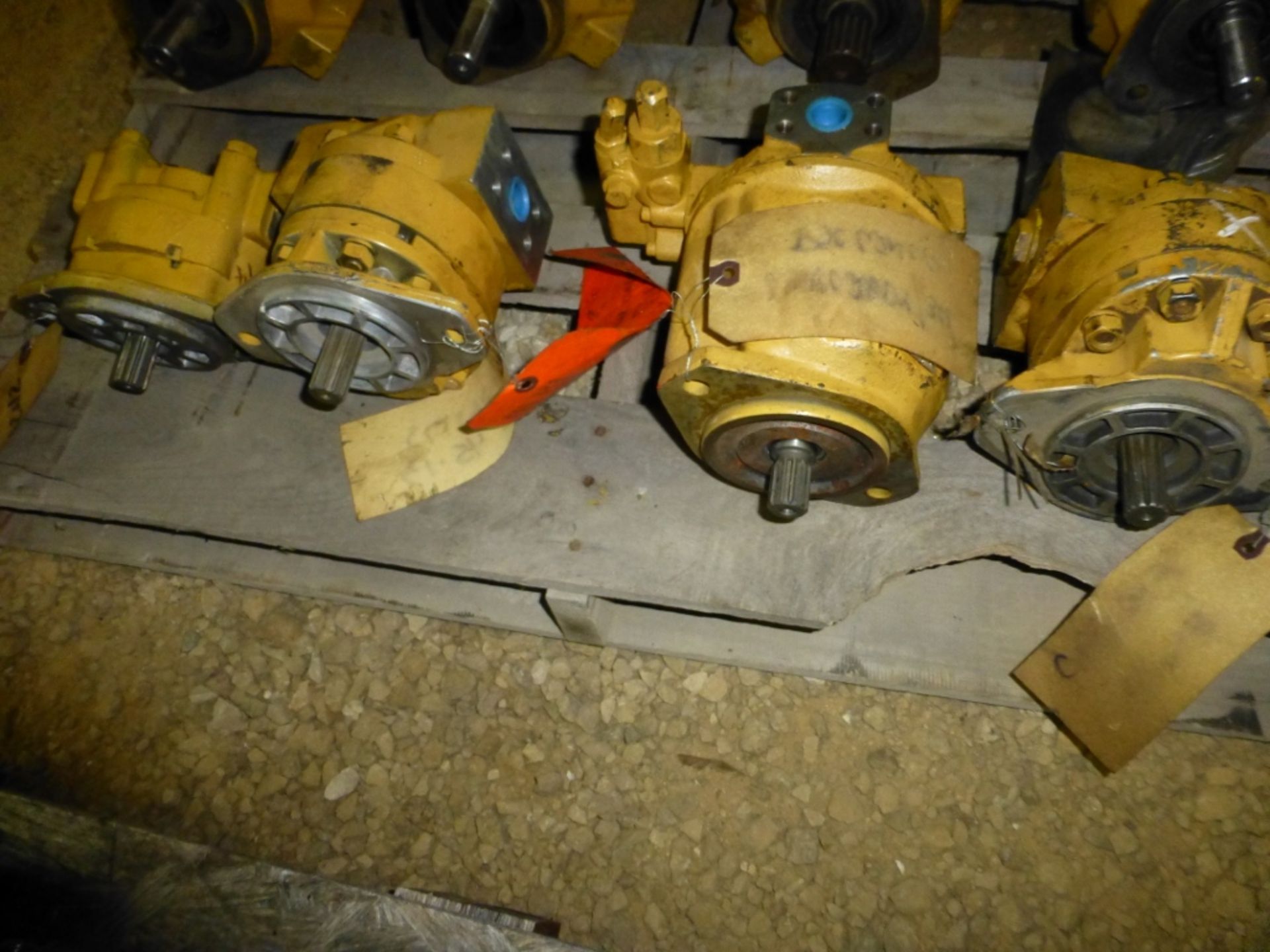 12 various size SunSource hydraulic pumps - Image 2 of 5
