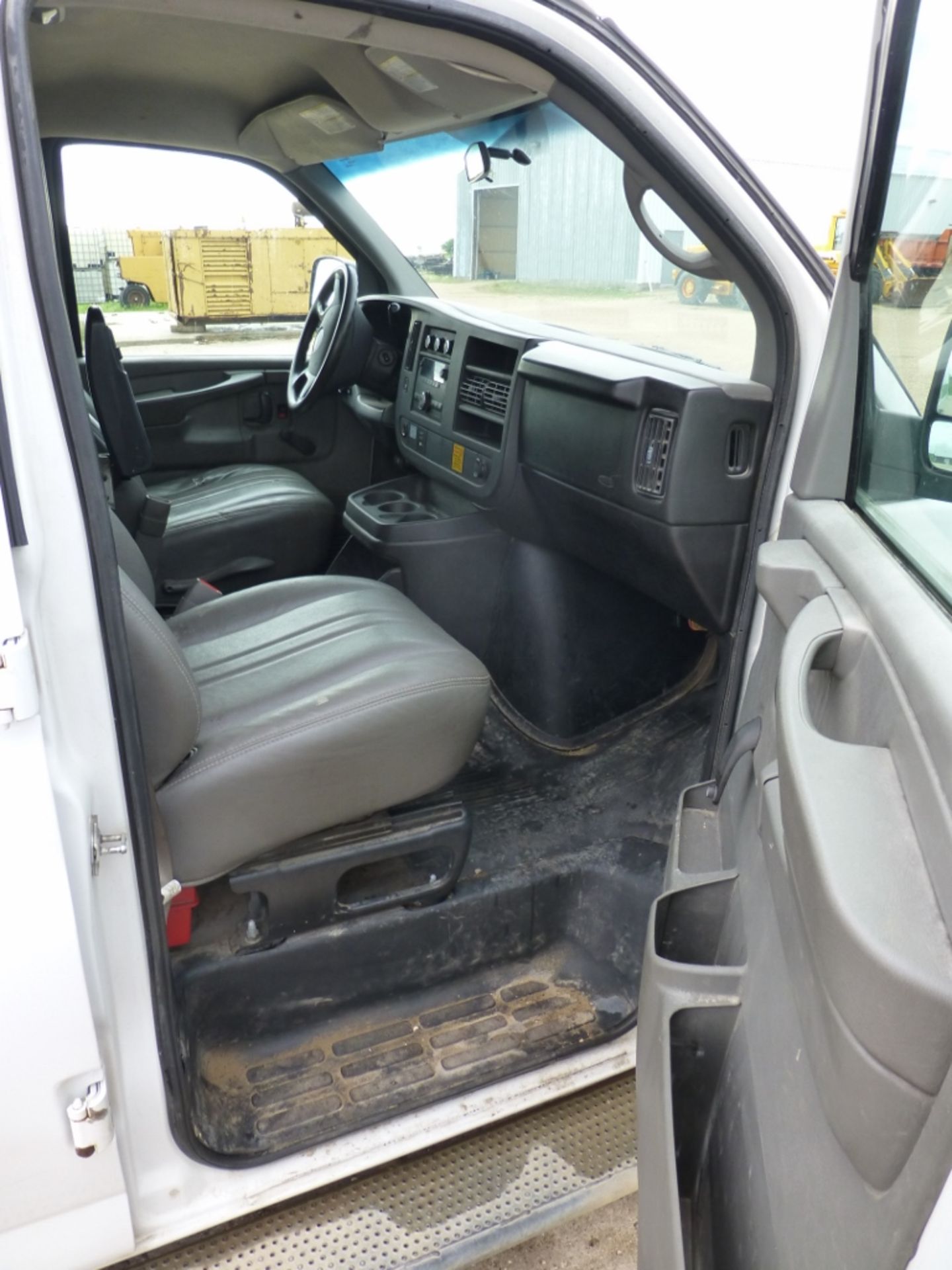 2008 GMC Cargo van, with shelf drawer units, automatic, a.c., manual windows, 254,605 unverified - Image 3 of 22