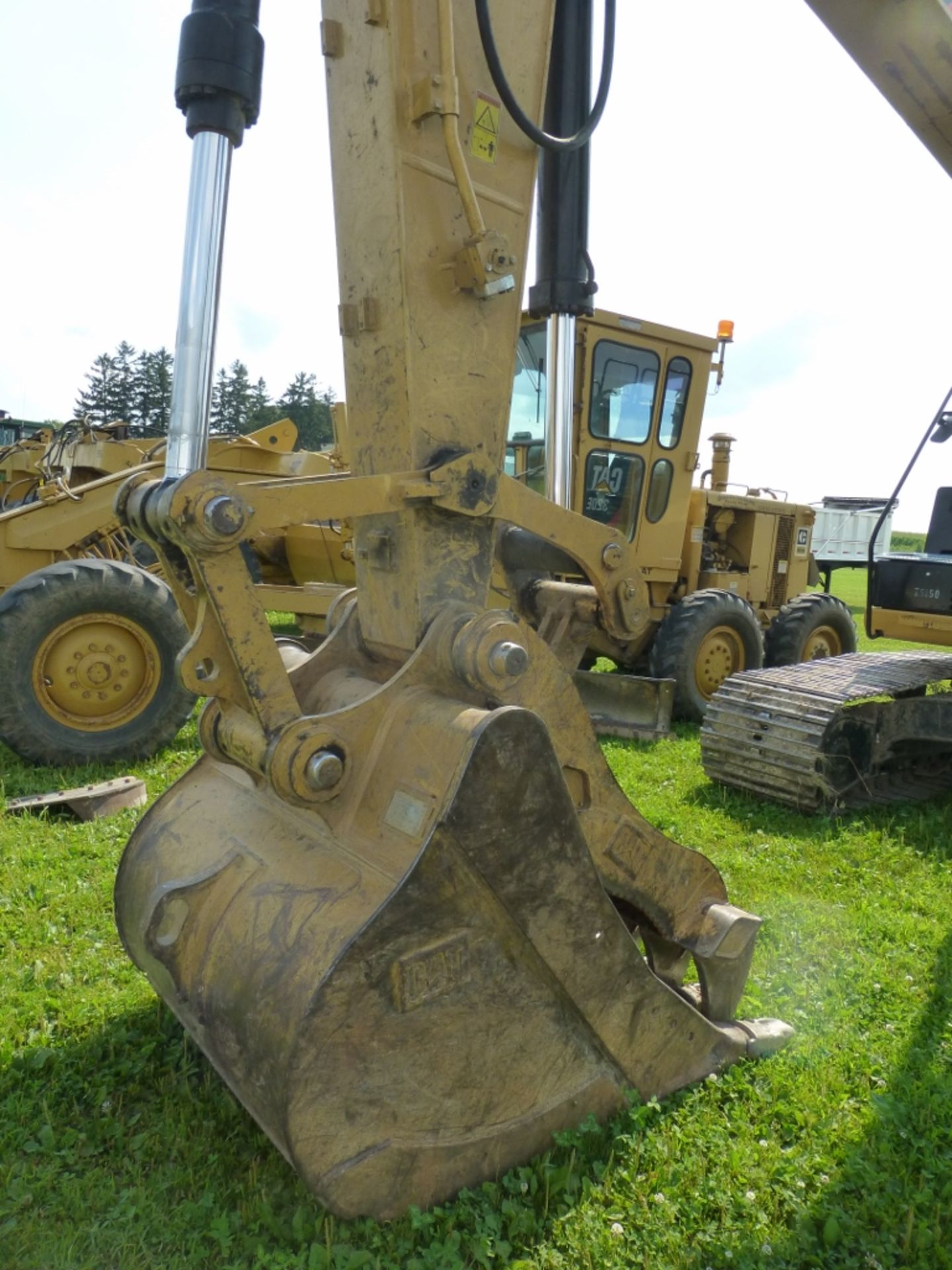 2014 CAT 320EL excavator with hydraulic thumb and aux. hydraulics. 31" pads. 1,547 unverified hours. - Image 5 of 36