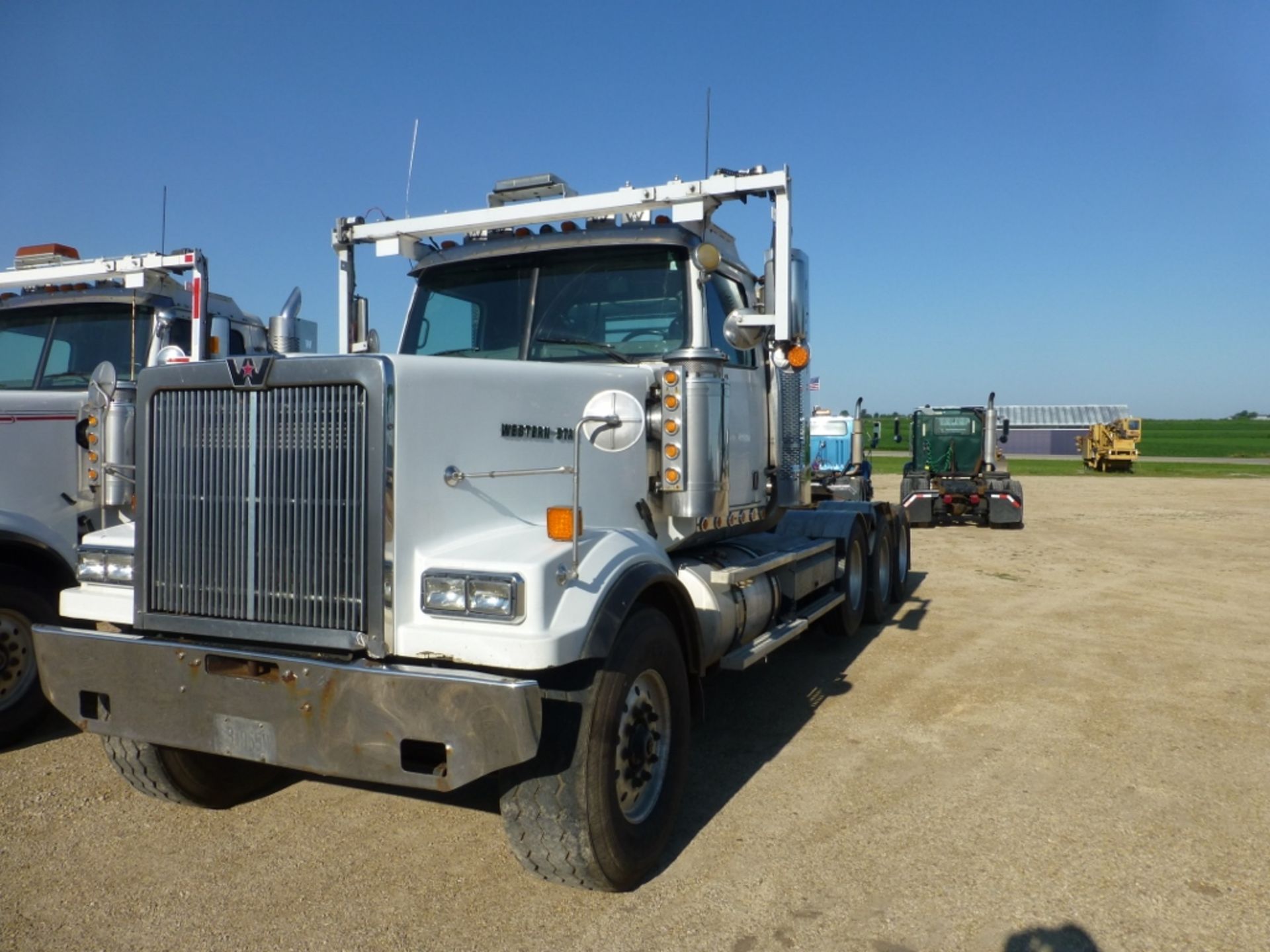 2006 Freightliner Western Star 4900EX, Heavy Haul Day cab, 3 axle, Eaton Fuller H/L 18 spd trans, - Image 11 of 26