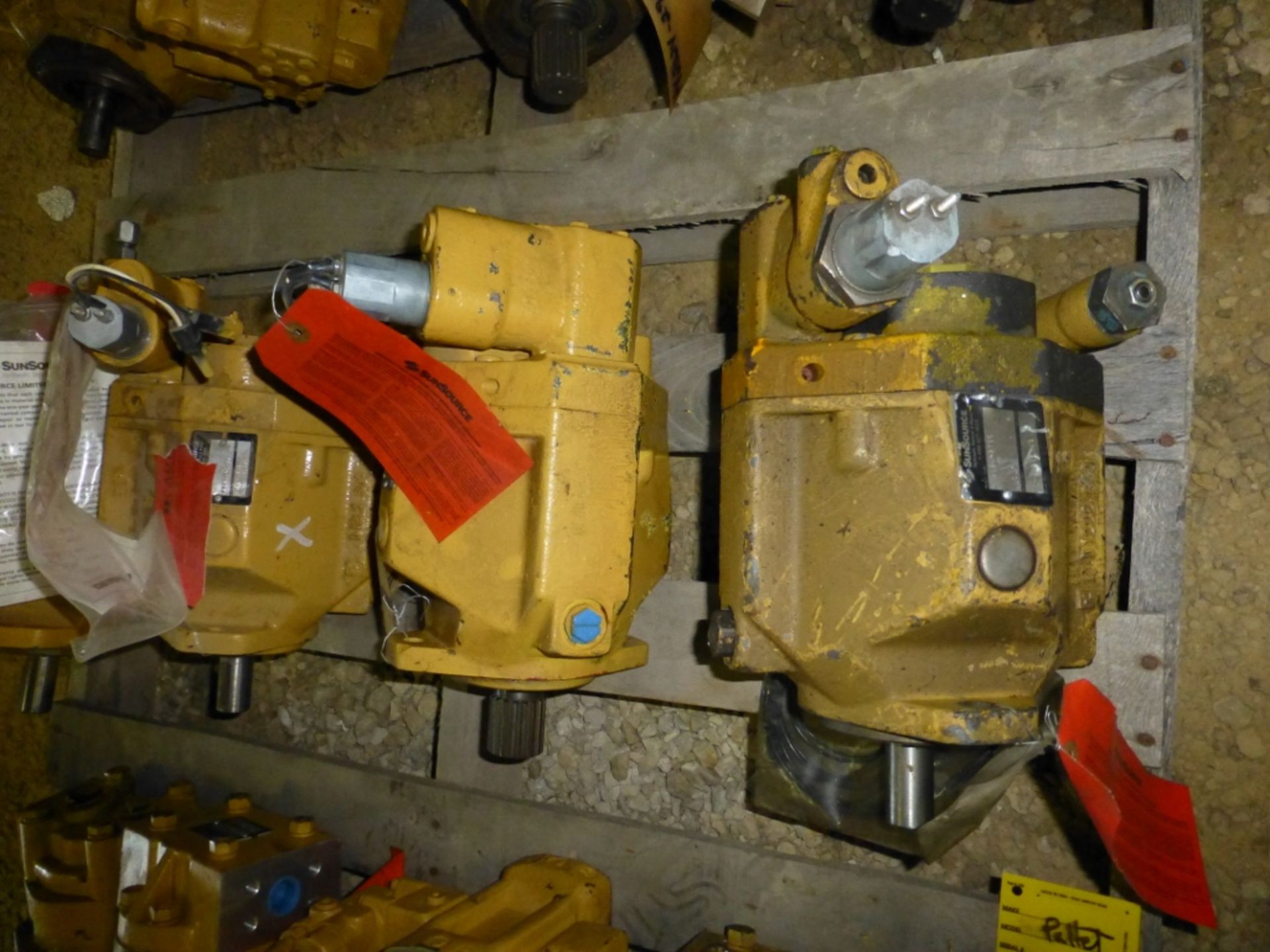 12 various size SunSource hydraulic pumps - Image 3 of 5