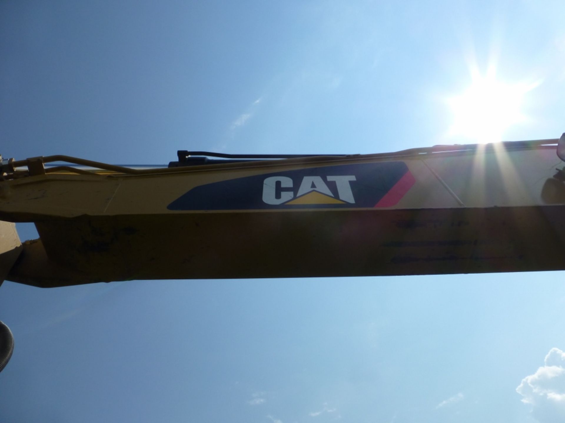 2014 CAT 320EL excavator with hydraulic thumb and aux. hydraulics. 31" pads. 1,547 unverified hours. - Image 18 of 36