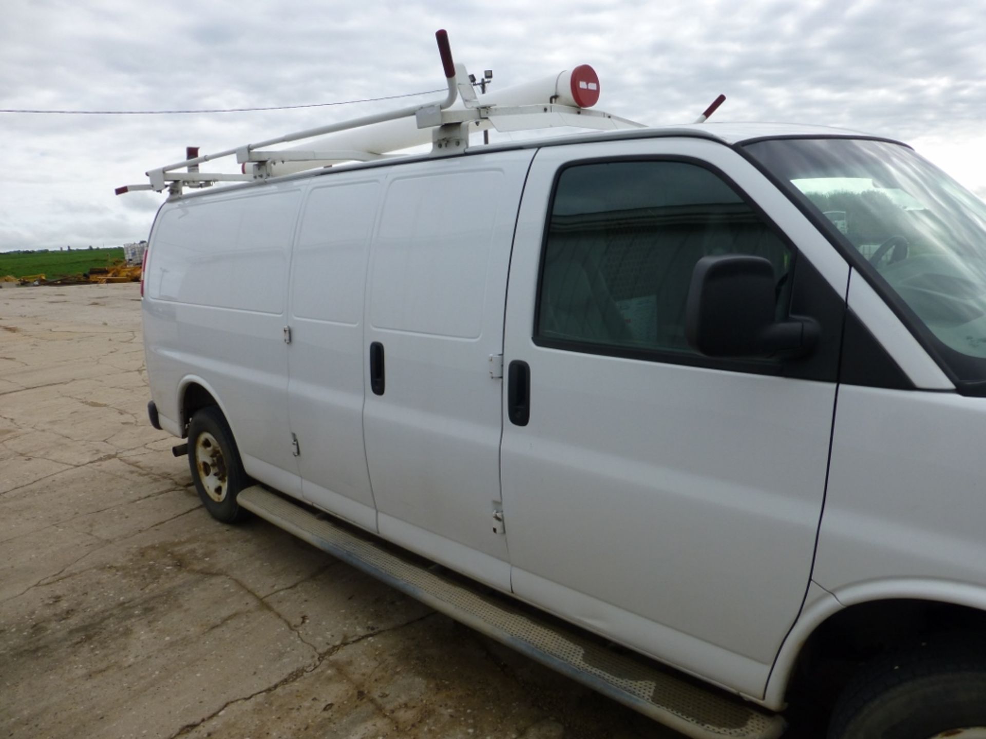 2008 GMC Cargo van, with shelf drawer units, automatic, a.c., manual windows, 254,605 unverified - Image 15 of 22