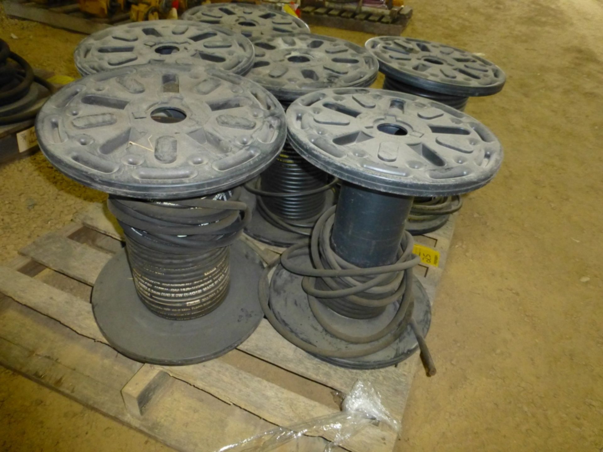 6 spool with various lengths 1/4" hydraulic hose - Image 3 of 5