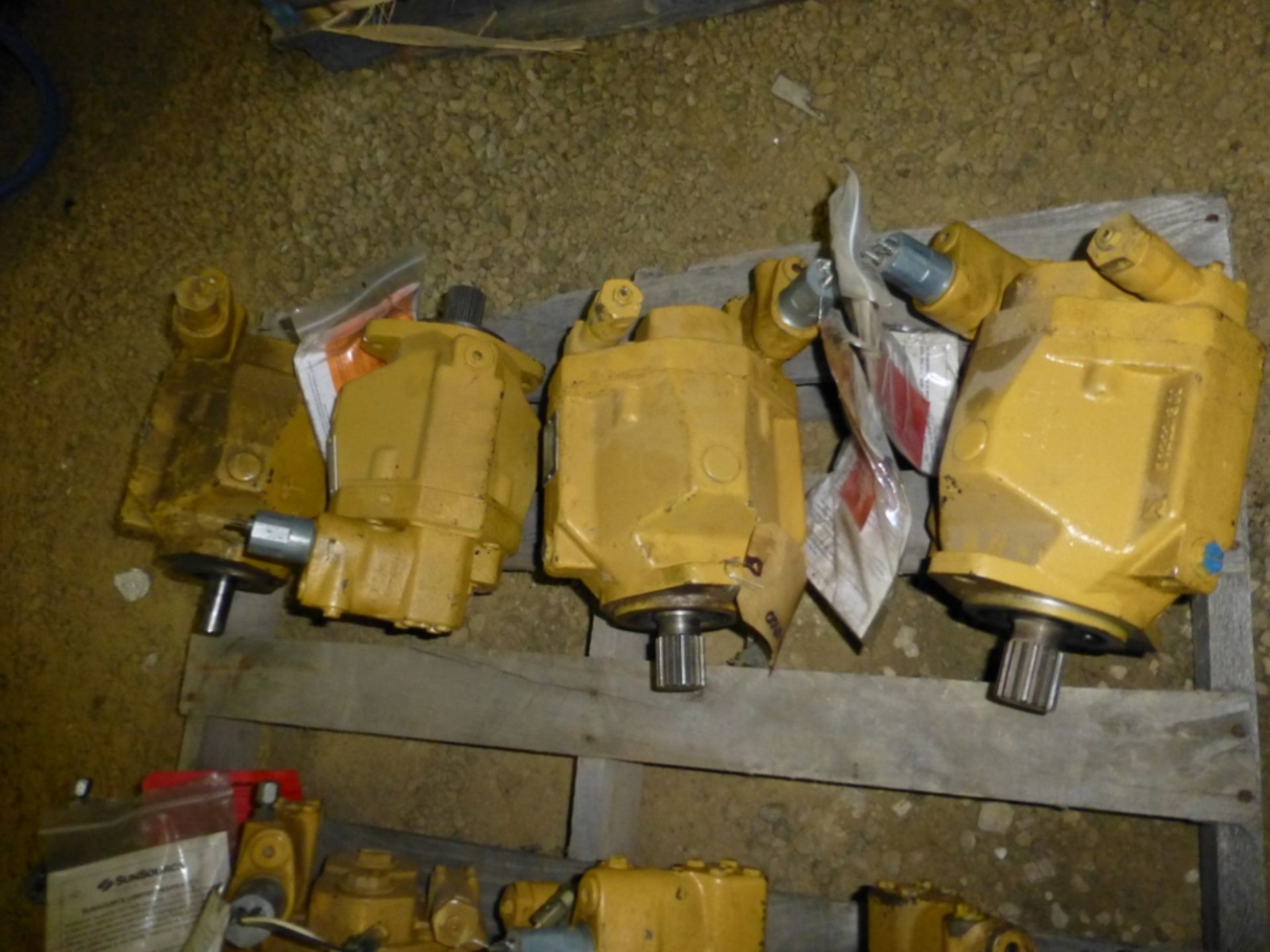 12 various size SunSource hydraulic pumps - Image 5 of 5