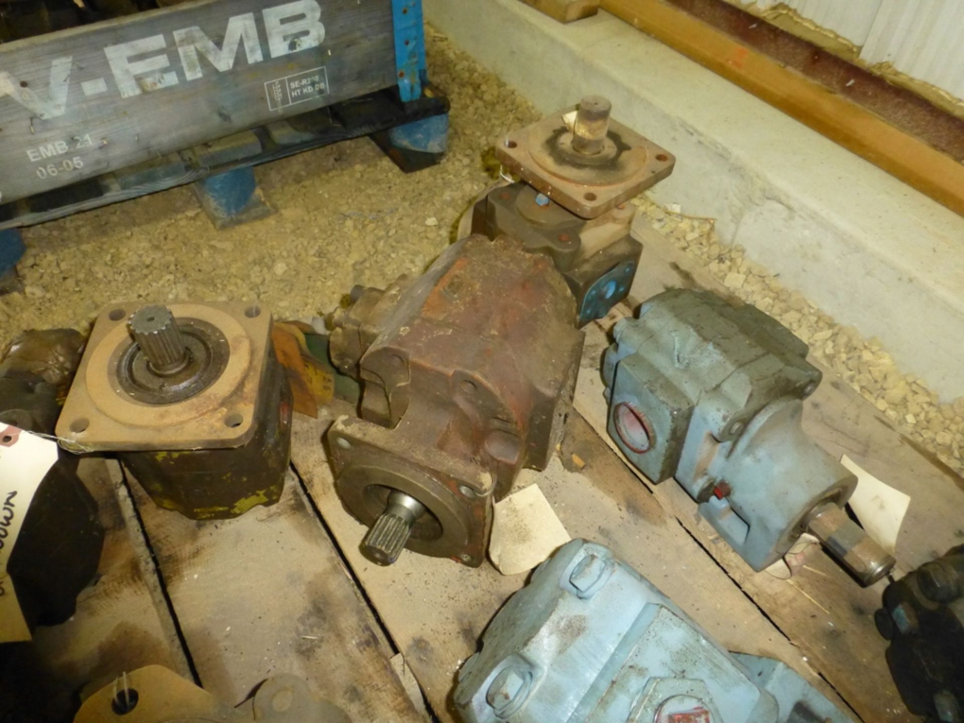 Pallet with approx 17 various size hydraulic pumps - Image 3 of 5