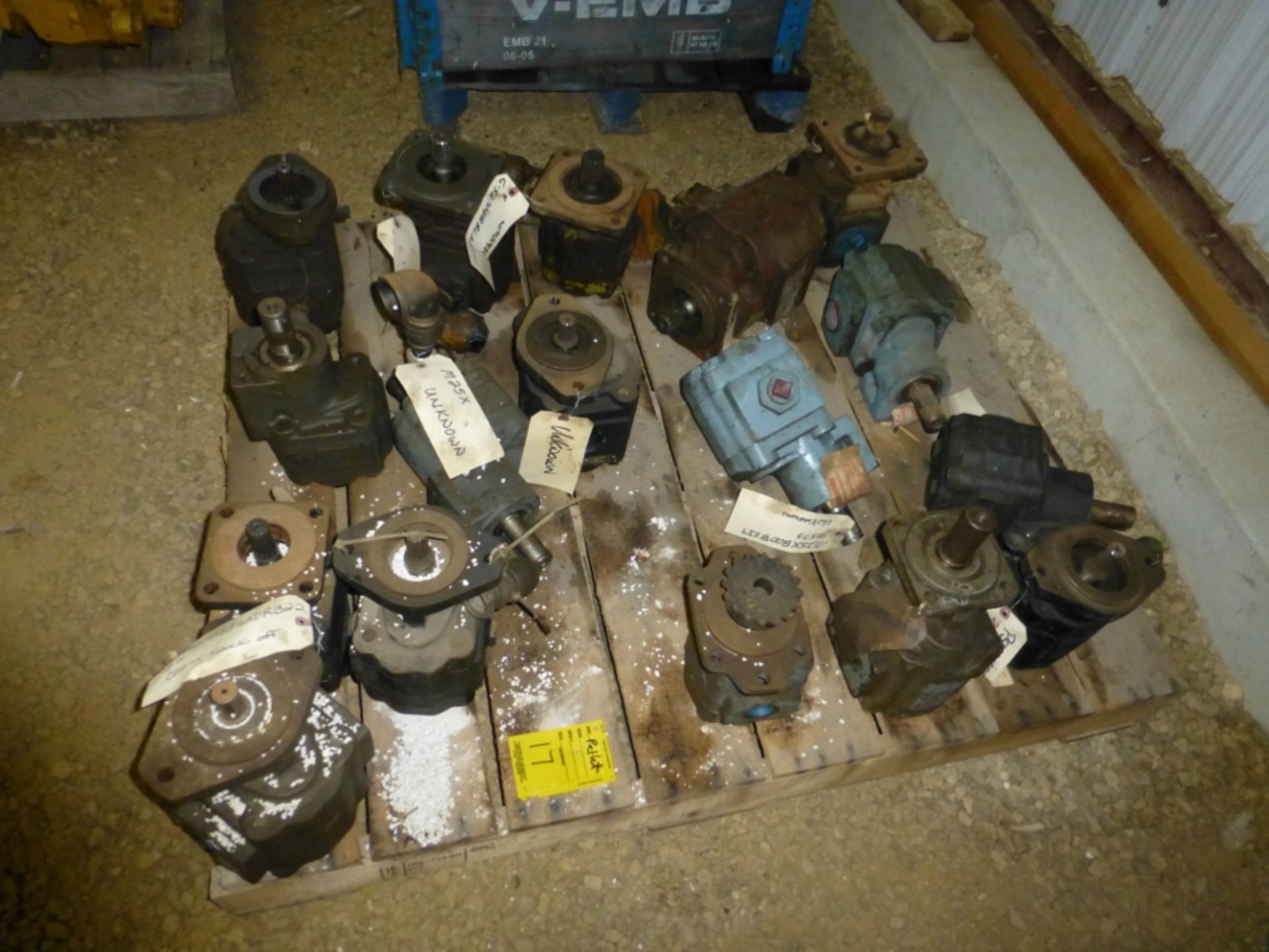 Pallet with approx 17 various size hydraulic pumps