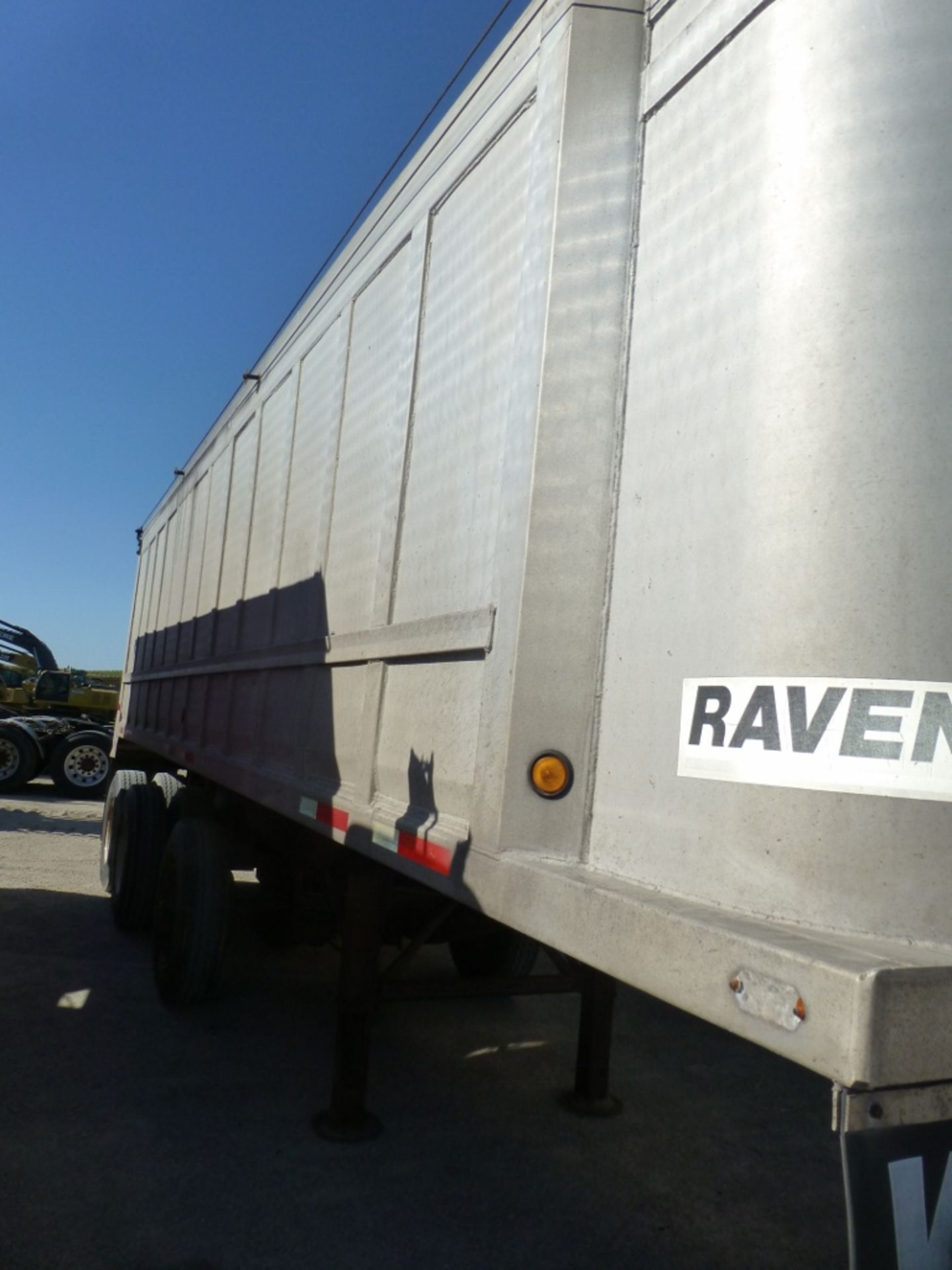 1994 Ravens 28' aluminum box trailer, third lift axle, tarp, vin: 1r1d2836rj094032, title delay up - Image 7 of 18