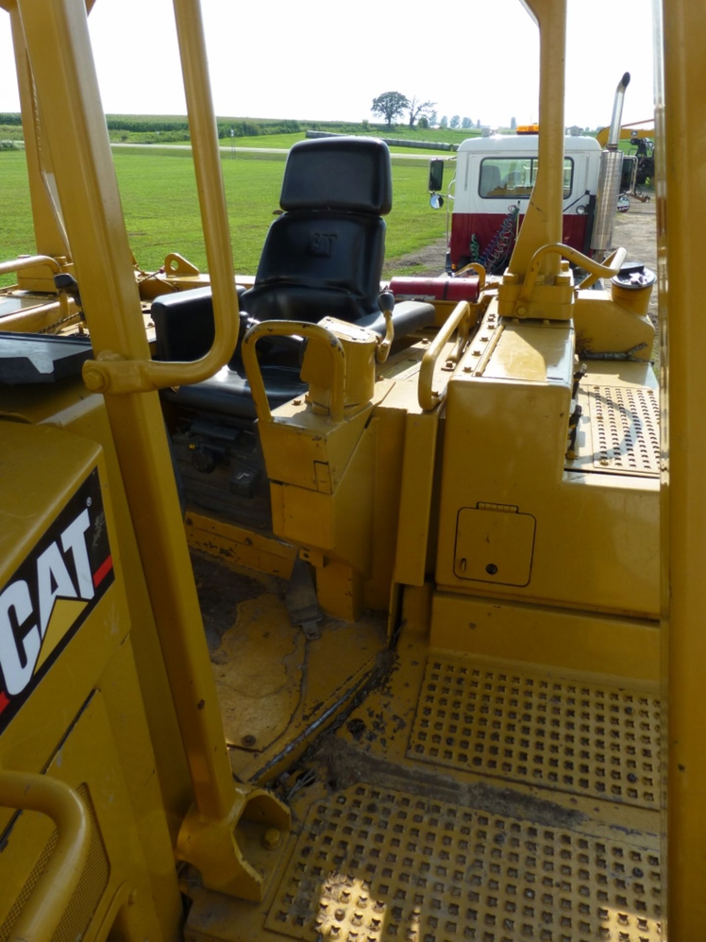 CAT D6H XL Series II, open ROPS, 30" pad. 139" blade. 17736 unverified hours. se:9kj0776 - Image 9 of 17
