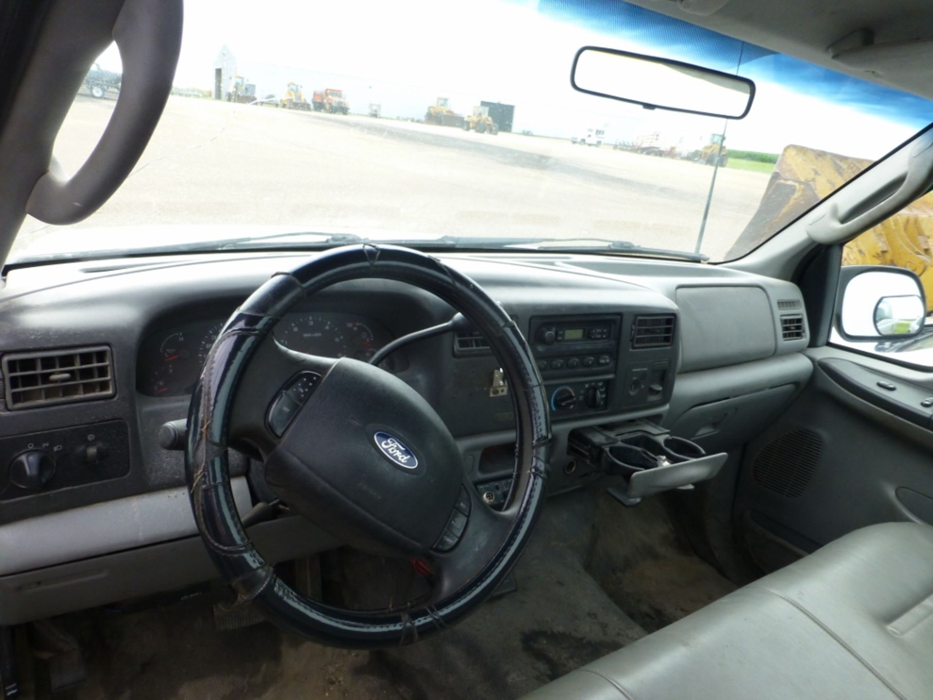 2003 Ford F-250 XL Superduty, regular cab. 4x2, automatic . Cracked windshield, weak transmission. - Image 22 of 25
